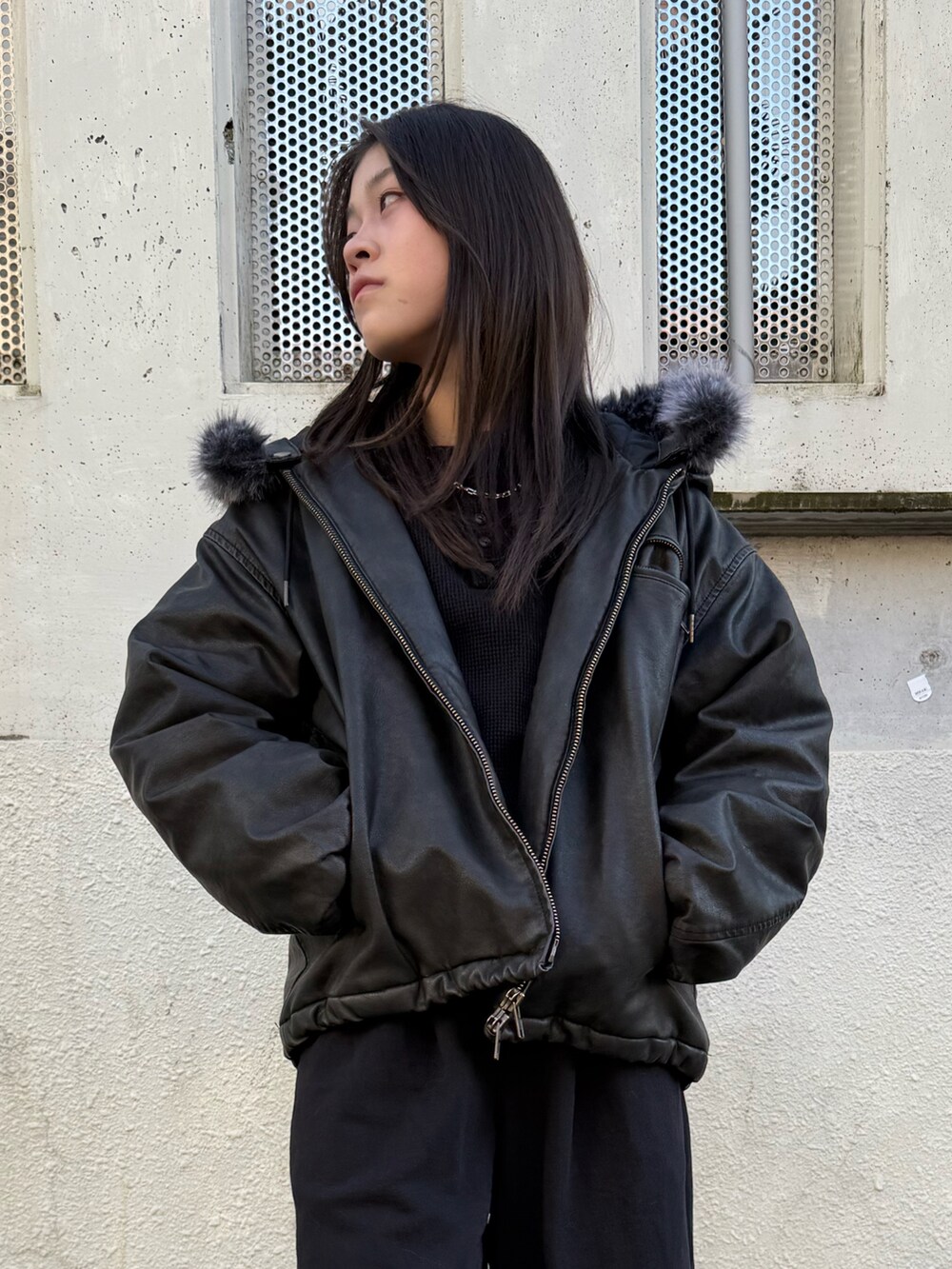 ブラック系のTシャツ/カットソー、ブラック系のスウェットパンツ、ブラック系のブルゾンを着用したレディースの秋コーディネートの5枚目の写真
