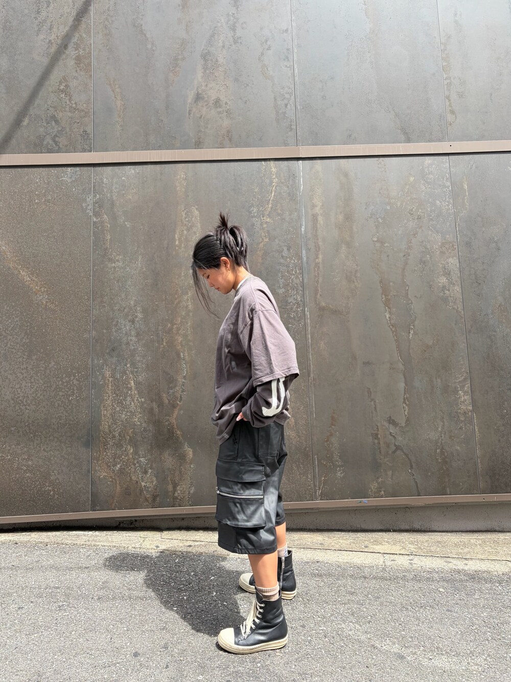 ブラック系のカーゴパンツ、ブラック系のTシャツ/カットソーを着用したレディースの春コーディネートの6枚目の写真