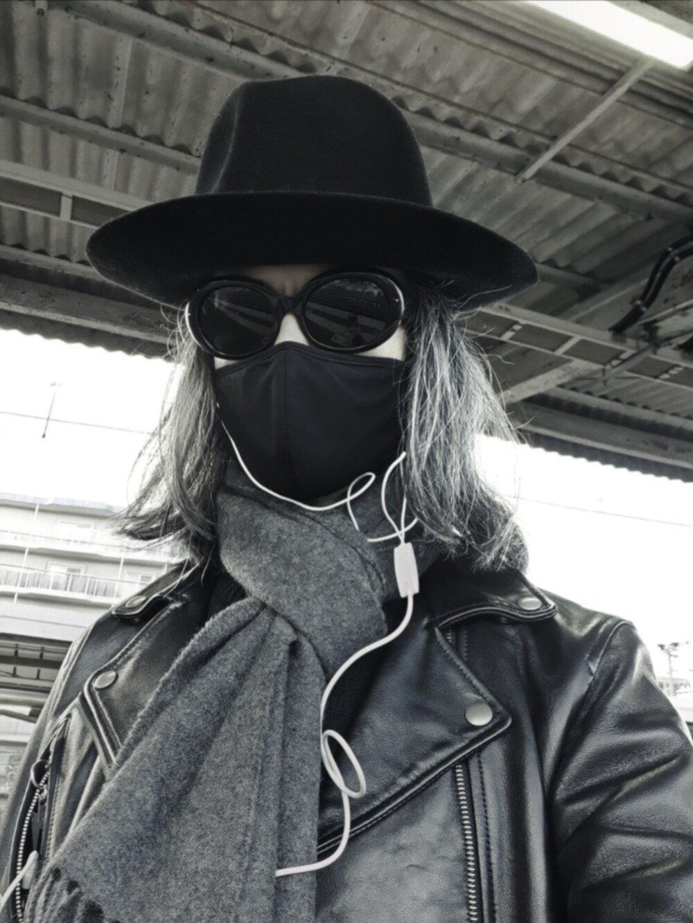 ブラック系のライダースジャケット、ブラック系のデニムパンツ、ブラック系のドレスシューズを着用したメンズの冬コーディネートの4枚目の写真