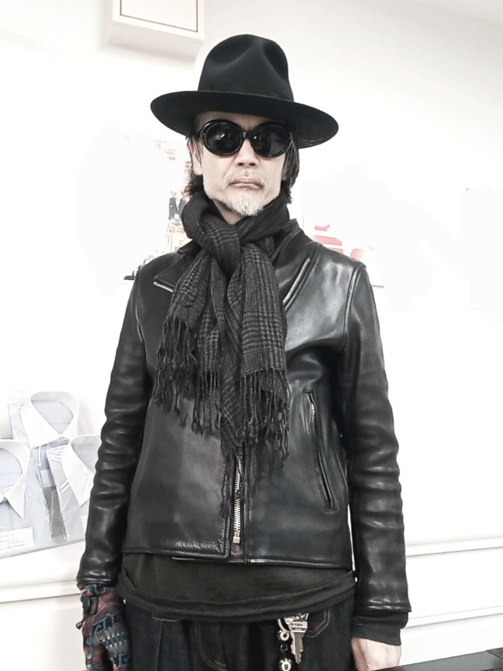 ブルー系のデニムパンツ、ブラック系のドレスシューズ、ブラック系のライダースジャケットを着用したメンズの冬コーディネートの2枚目の写真