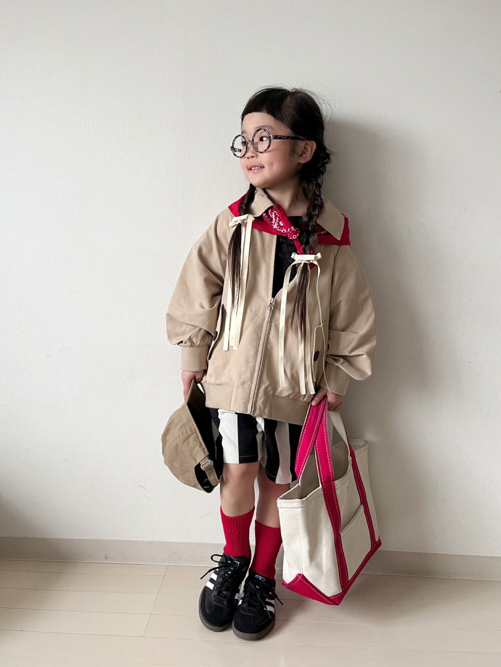 ブラック系のシャツ/ブラウス、ブラック系のその他パンツ、ブラウン系のブルゾンを着用したキッズの春コーディネートの2枚目の写真