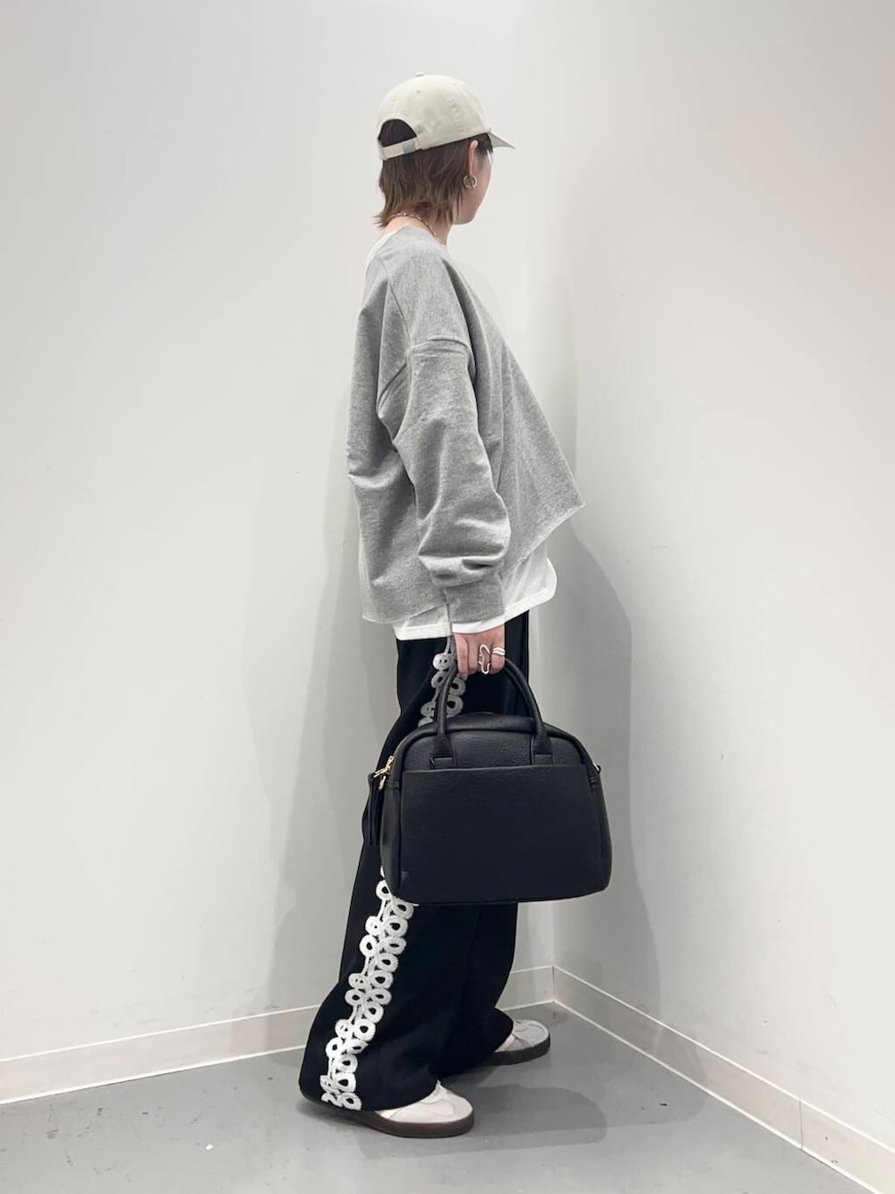 ブラック系のボストンバッグ、グレー系のTシャツ/カットソー、ブラック系のその他パンツを着用したレディースの秋コーディネートの4枚目の写真