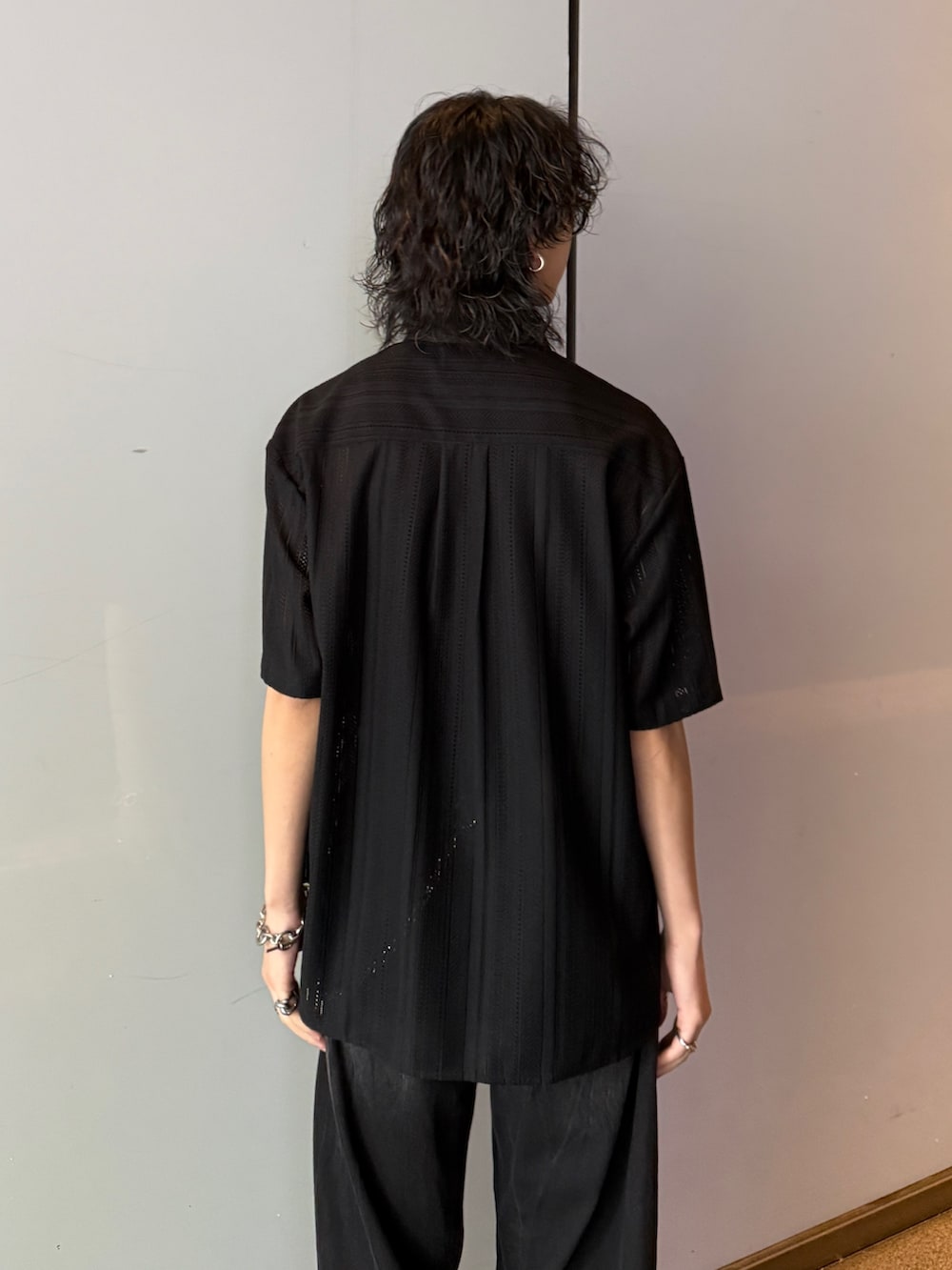 ブラック系のデニムパンツ、ブラック系のシャツ/ブラウス、シルバー系のウォレットチェーンを着用したメンズの春コーディネートの6枚目の写真