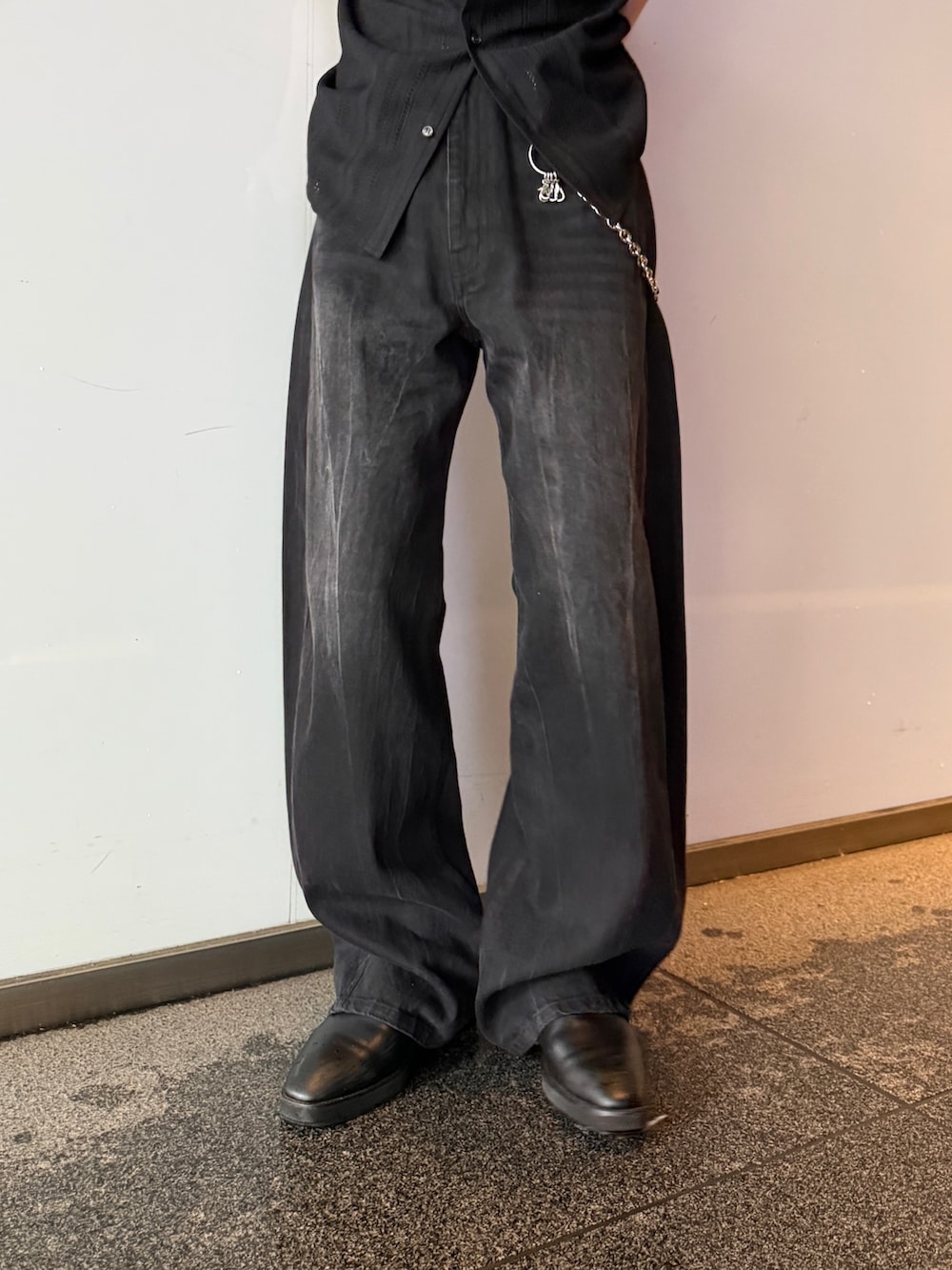 ブラック系のデニムパンツ、ブラック系のシャツ/ブラウス、シルバー系のウォレットチェーンを着用したメンズの春コーディネートの7枚目の写真