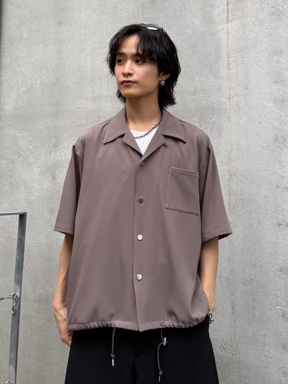 グレー系のシャツ/ブラウス、ホワイト系のタンクトップ、ブラック系のスラックスを着用したメンズの夏コーディネートの4枚目の写真