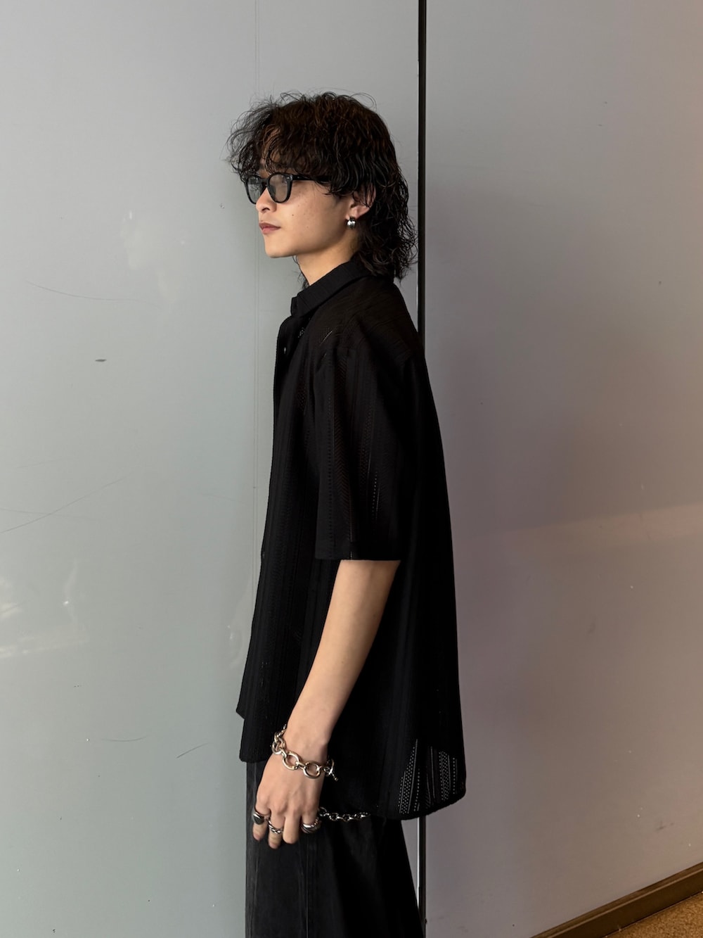 ブラック系のデニムパンツ、ブラック系のシャツ/ブラウス、シルバー系のウォレットチェーンを着用したメンズの春コーディネートの5枚目の写真
