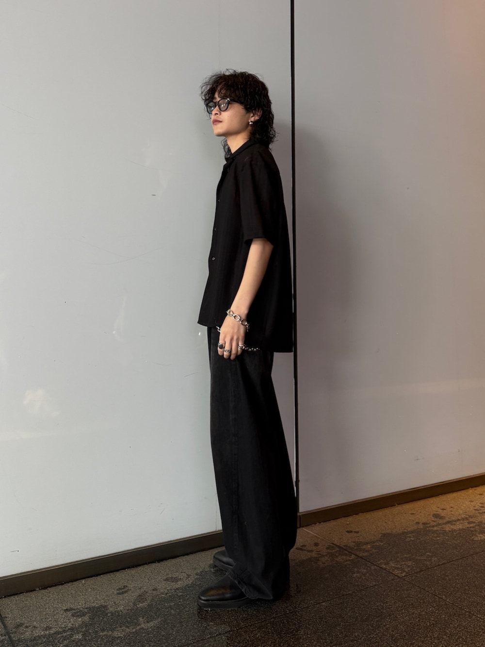 ブラック系のデニムパンツ、ブラック系のシャツ/ブラウス、シルバー系のウォレットチェーンを着用したメンズの春コーディネートの2枚目の写真