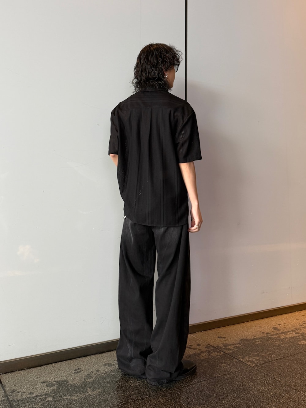 ブラック系のデニムパンツ、ブラック系のシャツ/ブラウス、シルバー系のウォレットチェーンを着用したメンズの春コーディネートの3枚目の写真