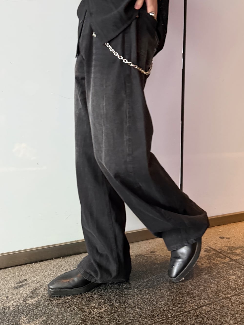 ブラック系のデニムパンツ、ブラック系のシャツ/ブラウス、シルバー系のウォレットチェーンを着用したメンズの春コーディネートの8枚目の写真