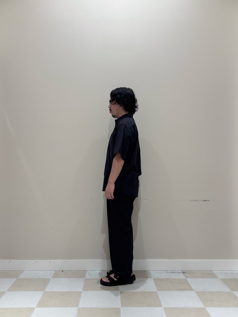 ブラック系のシャツ/ブラウス、ブラック系のその他パンツ、その他のサングラスを着用したメンズの春コーディネートの2枚目の写真
