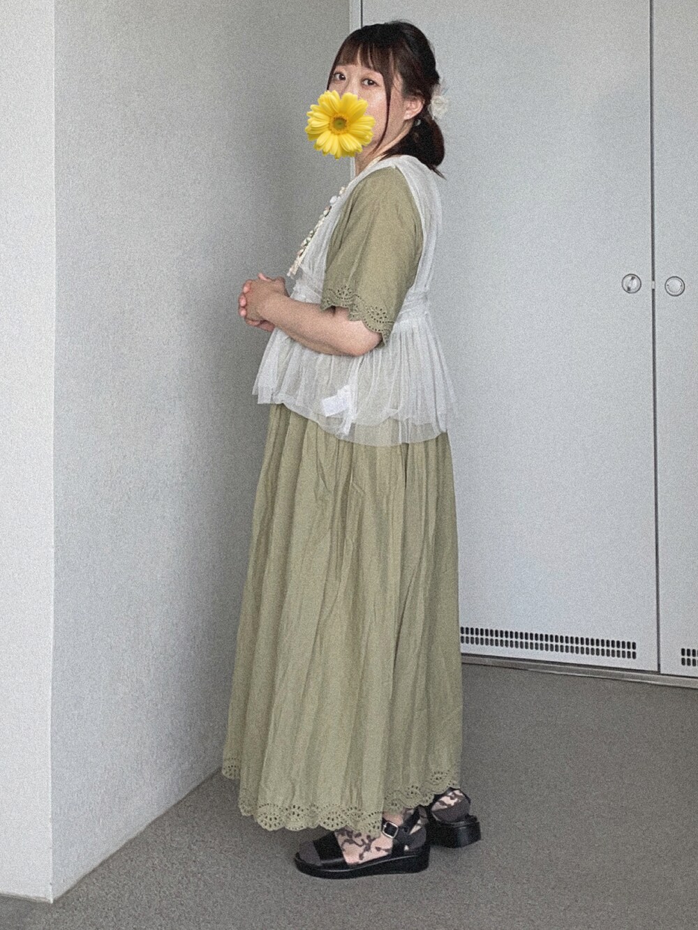 ホワイト系のその他トップス、グリーン系のワンピース、ブラック系のサンダルを着用したレディースの夏コーディネートの3枚目の写真