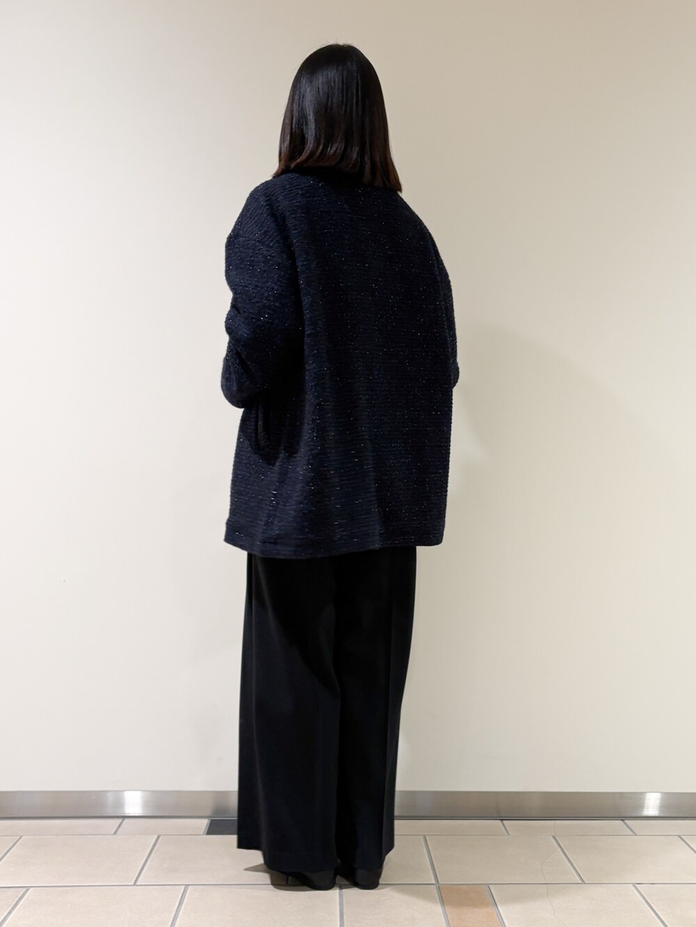ブラック系のその他パンツ、ブラック系のトートバッグ、ブルー系のその他アウターを着用したレディースの冬コーディネートの2枚目の写真