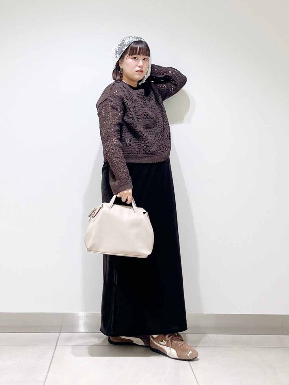 ブラウン系のカーディガン/ボレロ、ブラウン系のワンピース、グレー系のボストンバッグを着用したレディースの秋コーディネートの4枚目の写真
