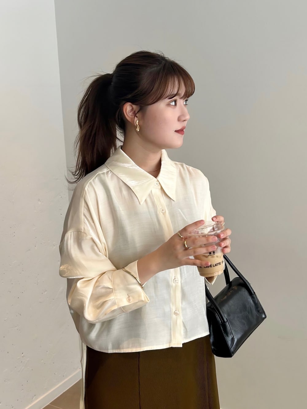 ホワイト系のシャツ/ブラウス、グリーン系のワンピース、ブラック系のローファーを着用したレディースの夏コーディネートの2枚目の写真