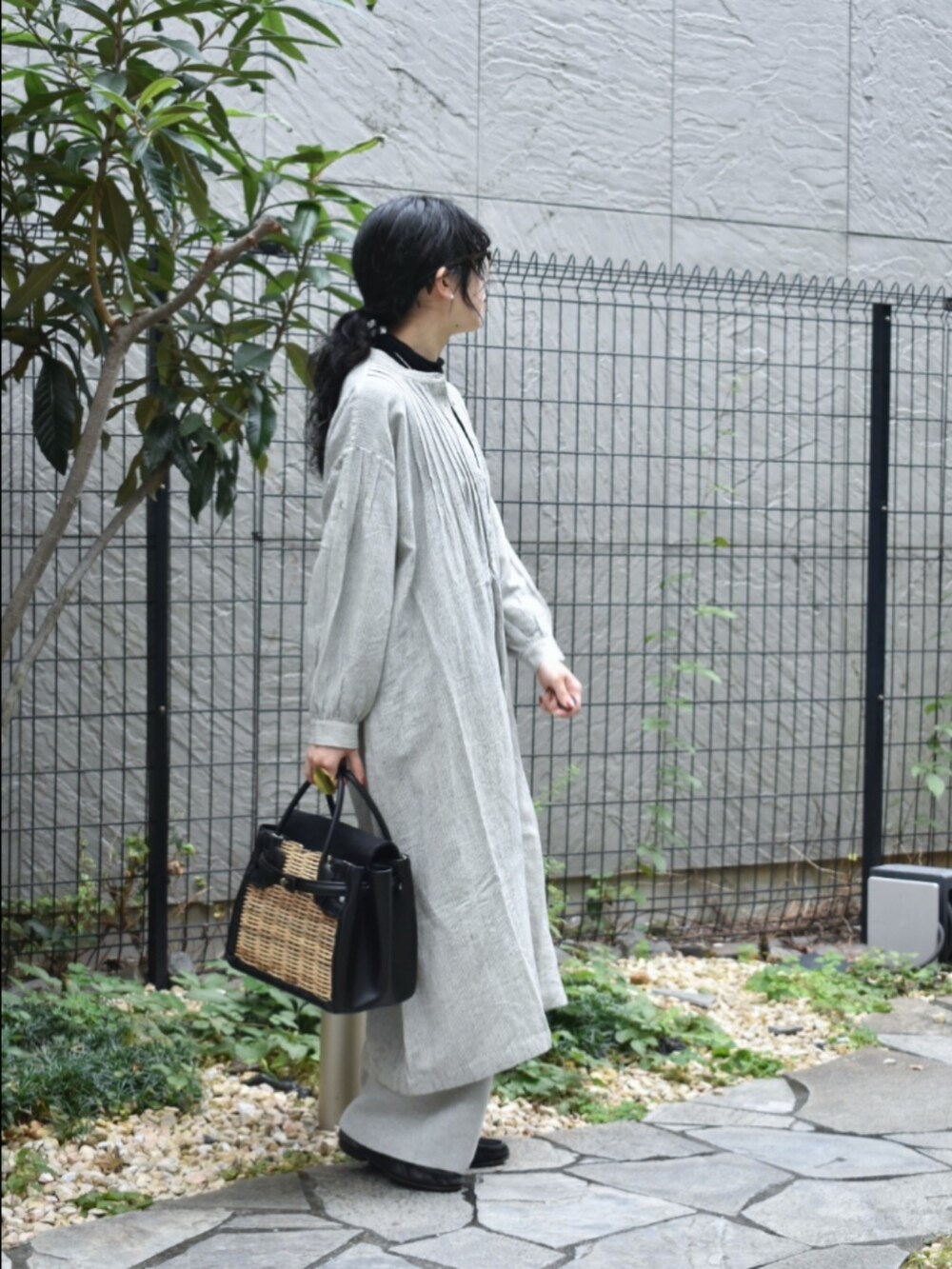 グリーン系のその他アウター、グレー系のその他アウター、ベージュ系のその他パンツを着用したレディースの秋コーディネートの5枚目の写真