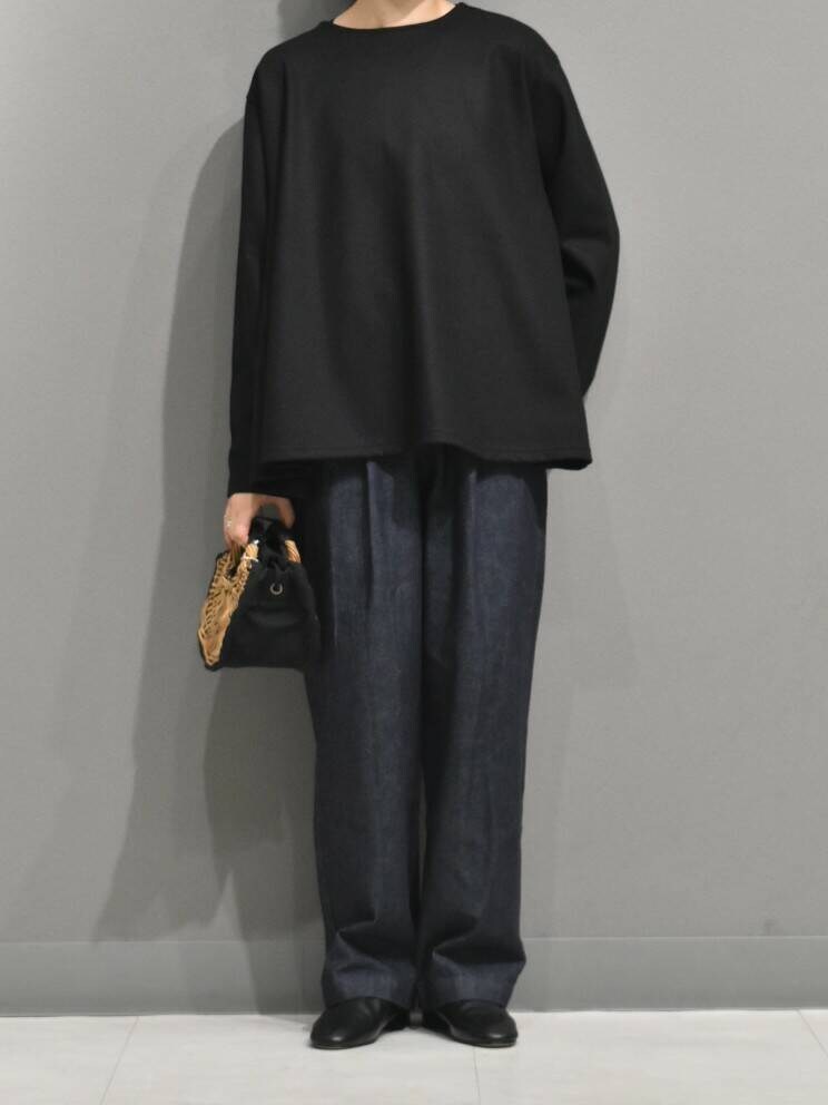 ブルー系のデニムパンツ、グレー系のステンカラーコート、ブラック系のTシャツ/カットソーを着用したレディースの秋コーディネートの9枚目の写真