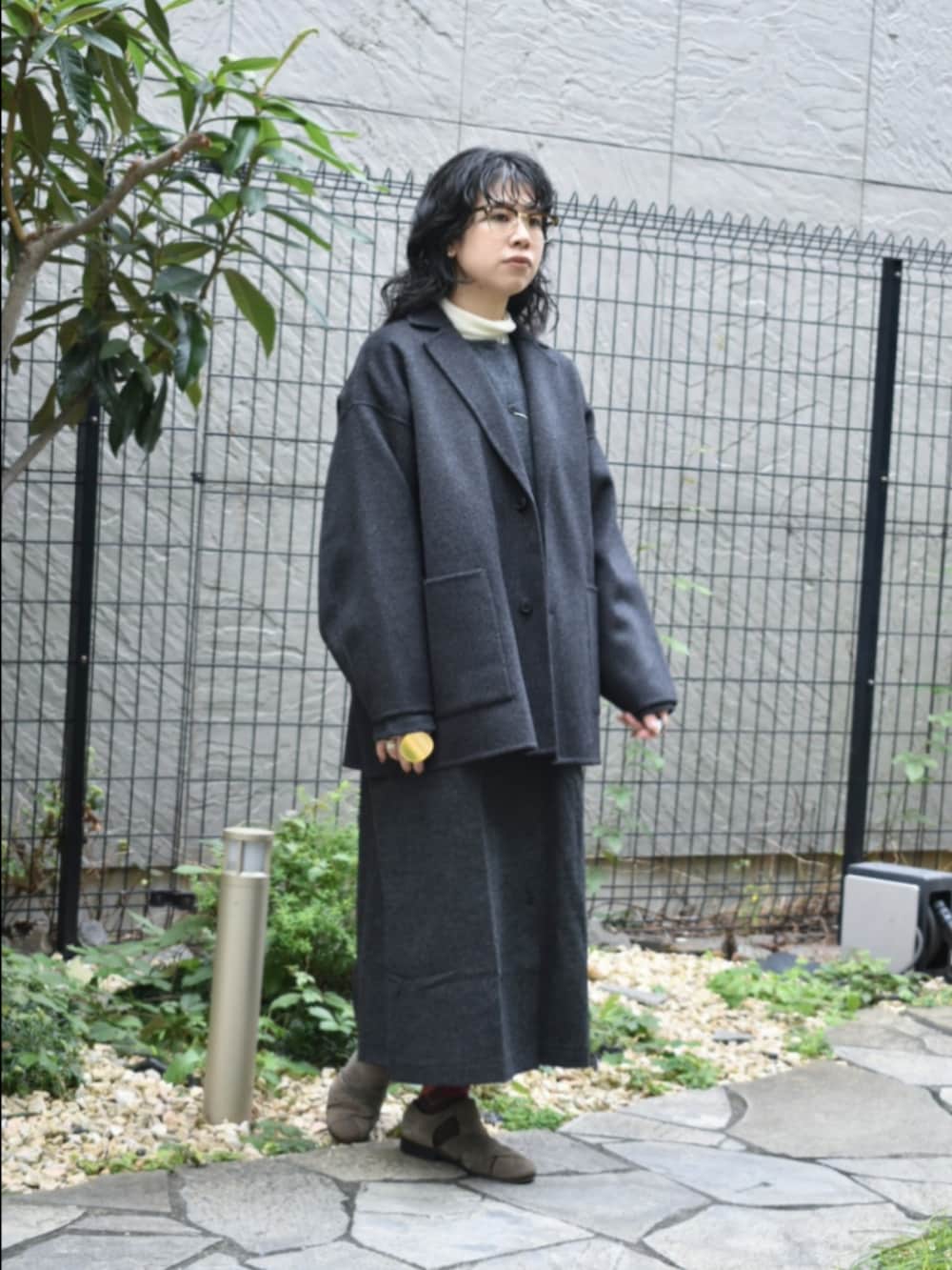 グレー系のワンピース、グレー系のその他アウター、グリーン系のその他アウターを着用したレディースの秋コーディネートの2枚目の写真