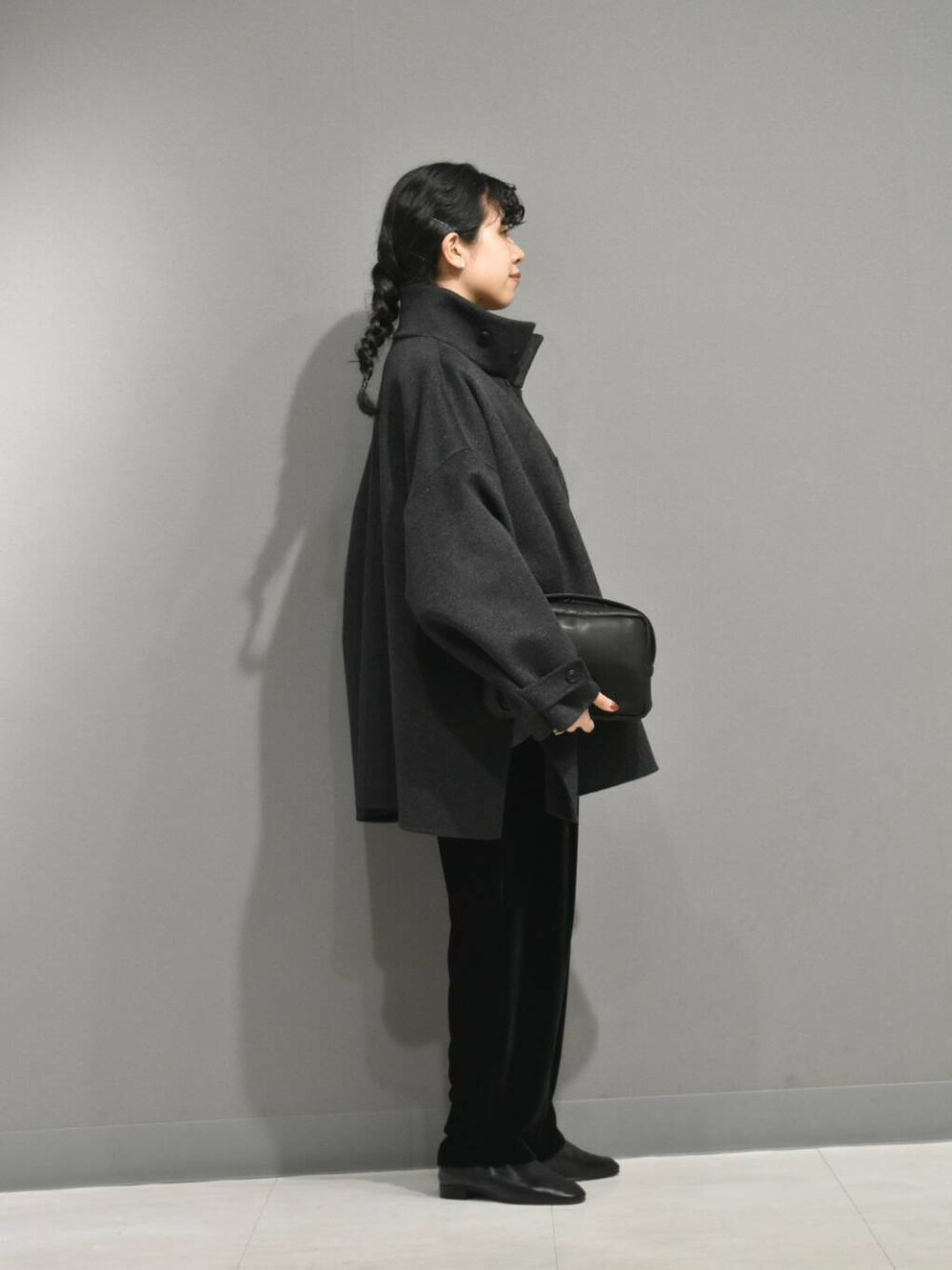 グレー系のその他アウター、ブルー系のシャツ/ブラウス、ブラック系のバレエシューズを着用したレディースの秋コーディネートの7枚目の写真