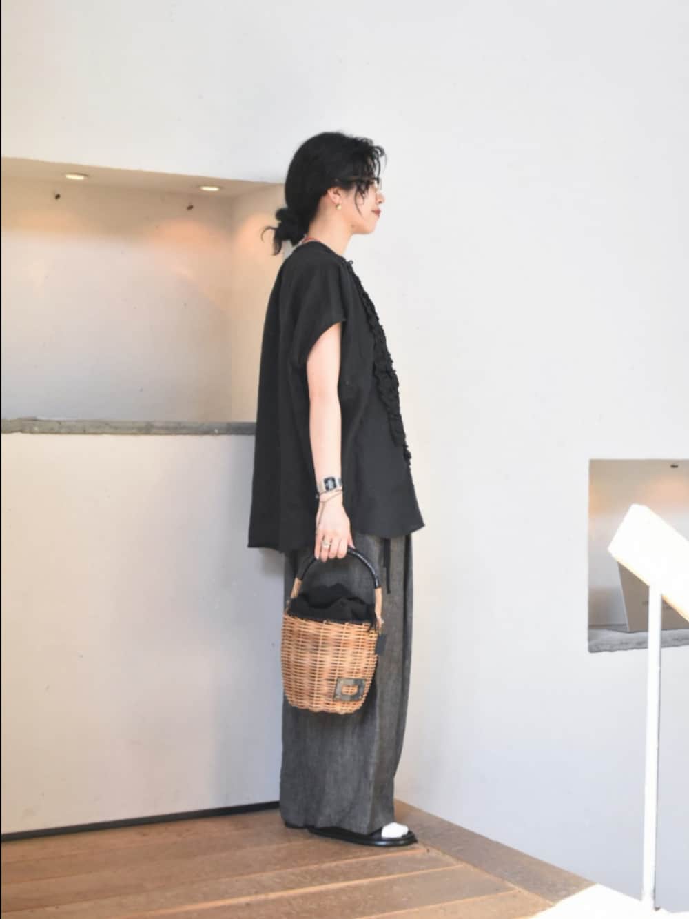 ブラック系のシャツ/ブラウス、ブラック系のTシャツ/カットソー、ブラック系のかごバッグを着用したレディースの春コーディネートの3枚目の写真