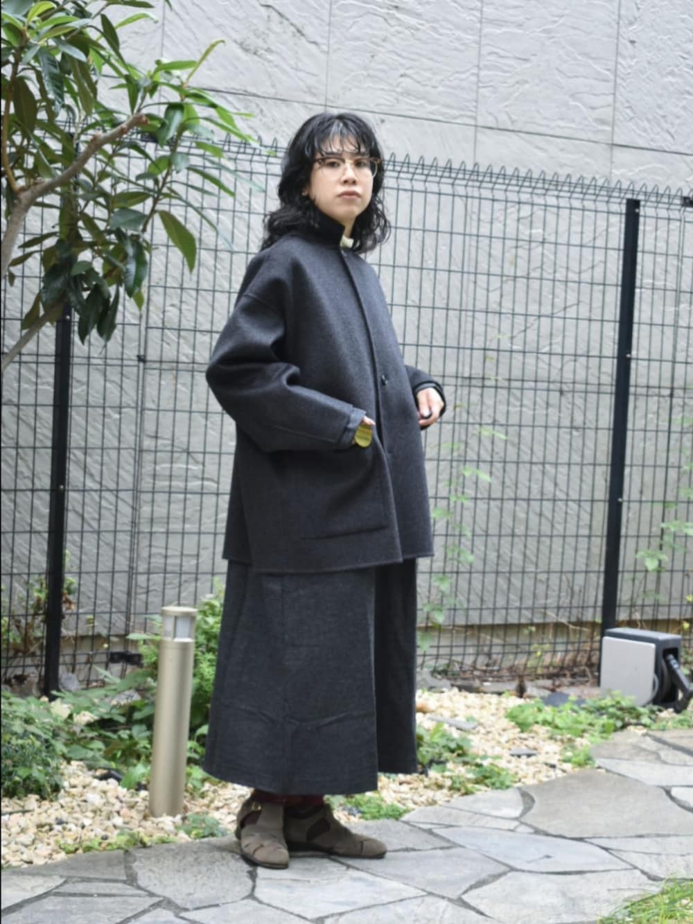 グレー系のワンピース、グレー系のその他アウター、グリーン系のその他アウターを着用したレディースの秋コーディネートの3枚目の写真