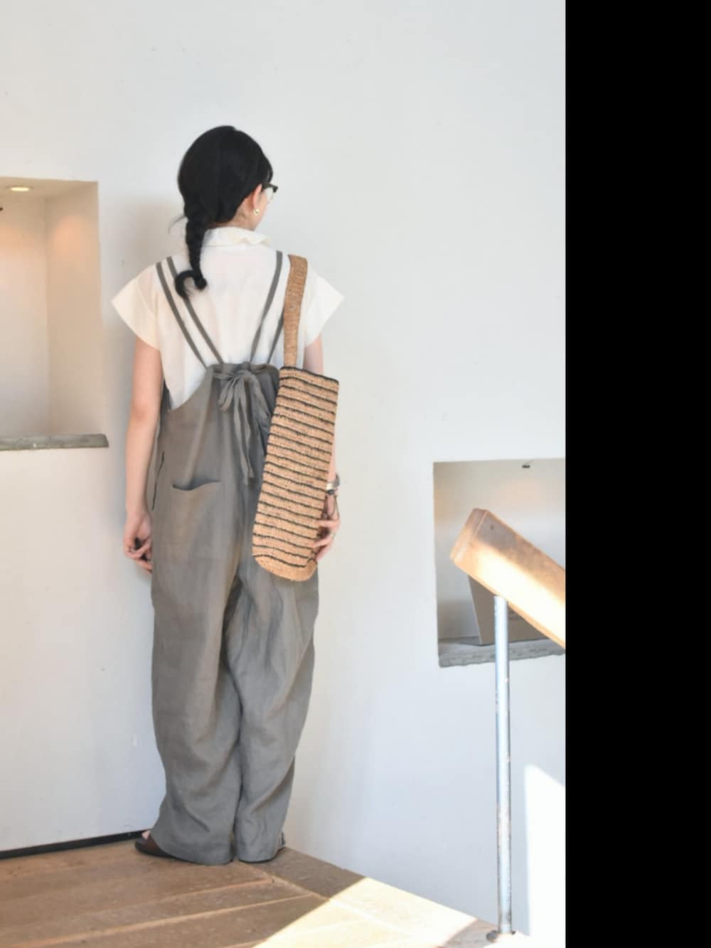グレー系のサロペット/オーバーオール、ホワイト系のシャツ/ブラウス、シルバー系のネックレスを着用したレディースの春コーディネートの4枚目の写真