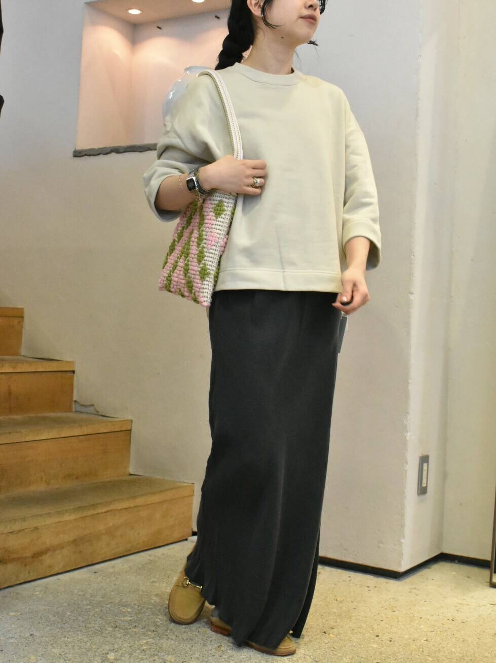 ベージュ系のその他アウター、グレー系のスカート、ベージュ系のスウェットを着用したレディースの春コーディネートの7枚目の写真