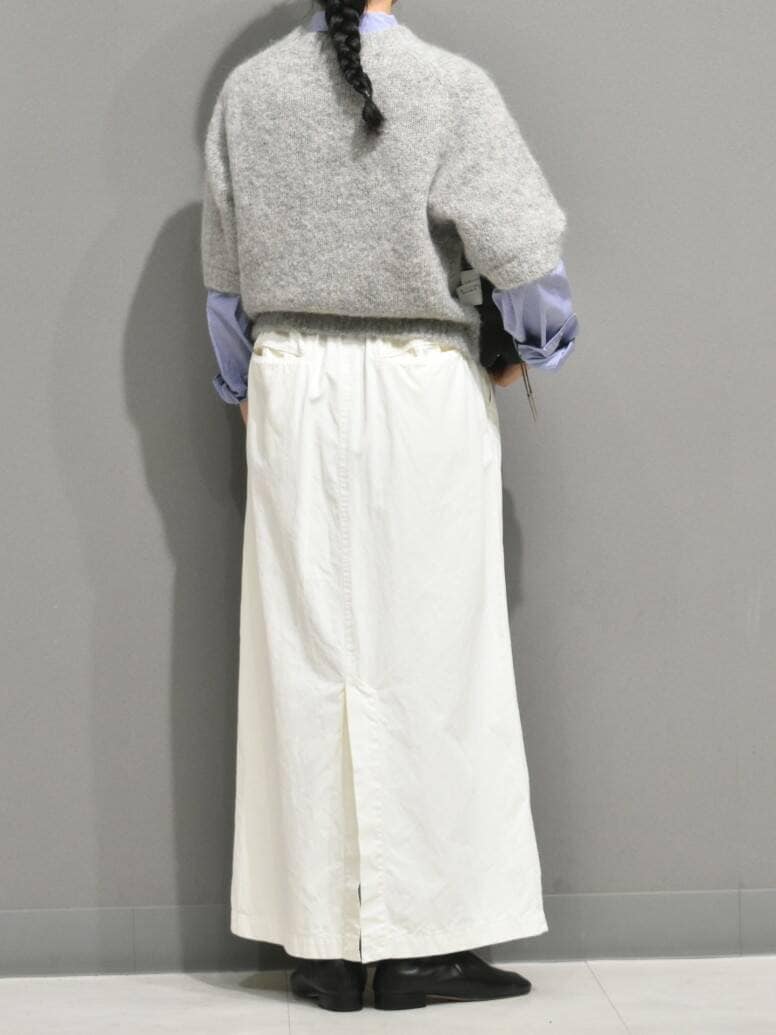 ホワイト系のスカート、グレー系のニット/セーター、ブルー系のシャツ/ブラウスを着用したレディースの秋コーディネートの9枚目の写真
