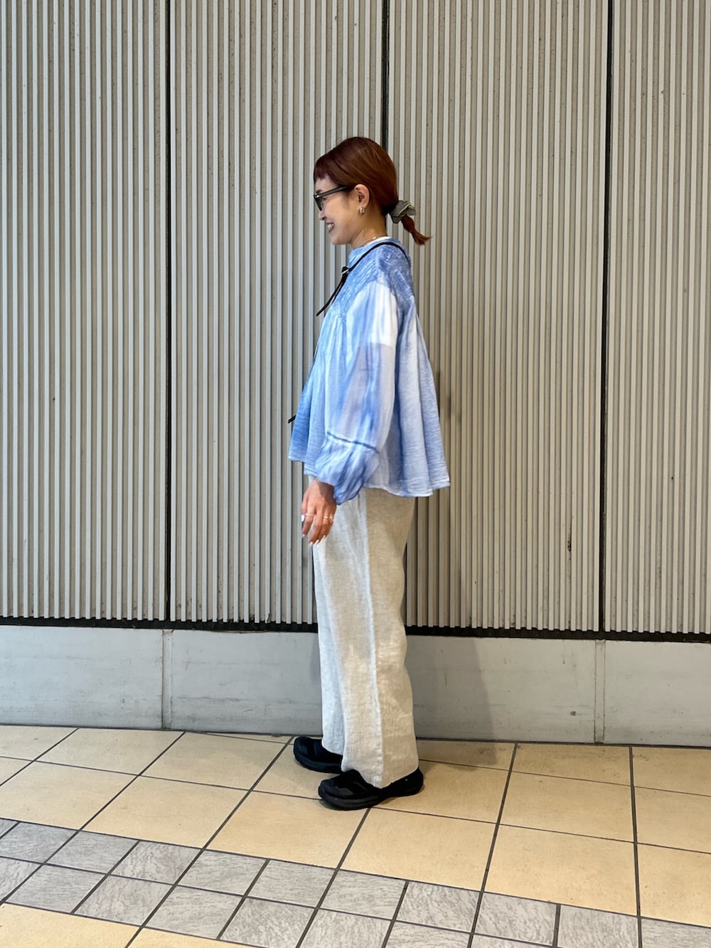 ブルー系のシャツ/ブラウス、ベージュ系のその他パンツ、ブラック系のショルダーバッグを着用したレディースの春コーディネートの2枚目の写真