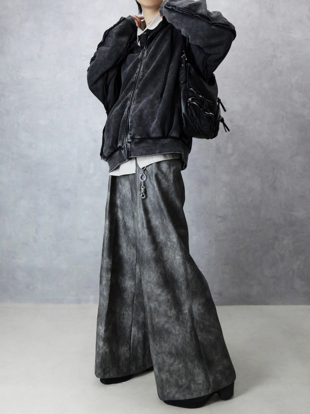 Aranさんの「【Spielio】vintage like wide flare pants/ヴィンテージライクワイドフレア合皮パンツ（Spielio）」を使ったコーディネートの5枚目の写真