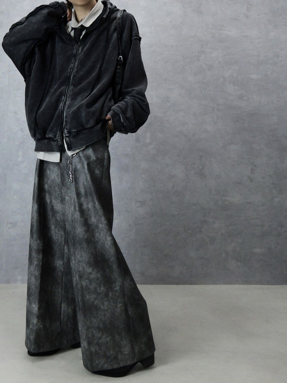 Aranさんの「【Spielio】vintage like wide flare pants/ヴィンテージライクワイドフレア合皮パンツ（Spielio）」を使ったコーディネートの4枚目の写真