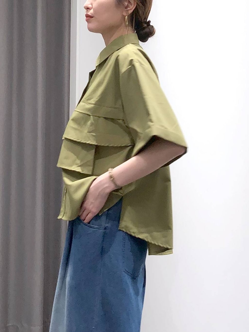 ブラック系のパンプス、ブラック系のショルダーバッグ、グリーン系のシャツ/ブラウスを着用したレディースの夏コーディネートの6枚目の写真