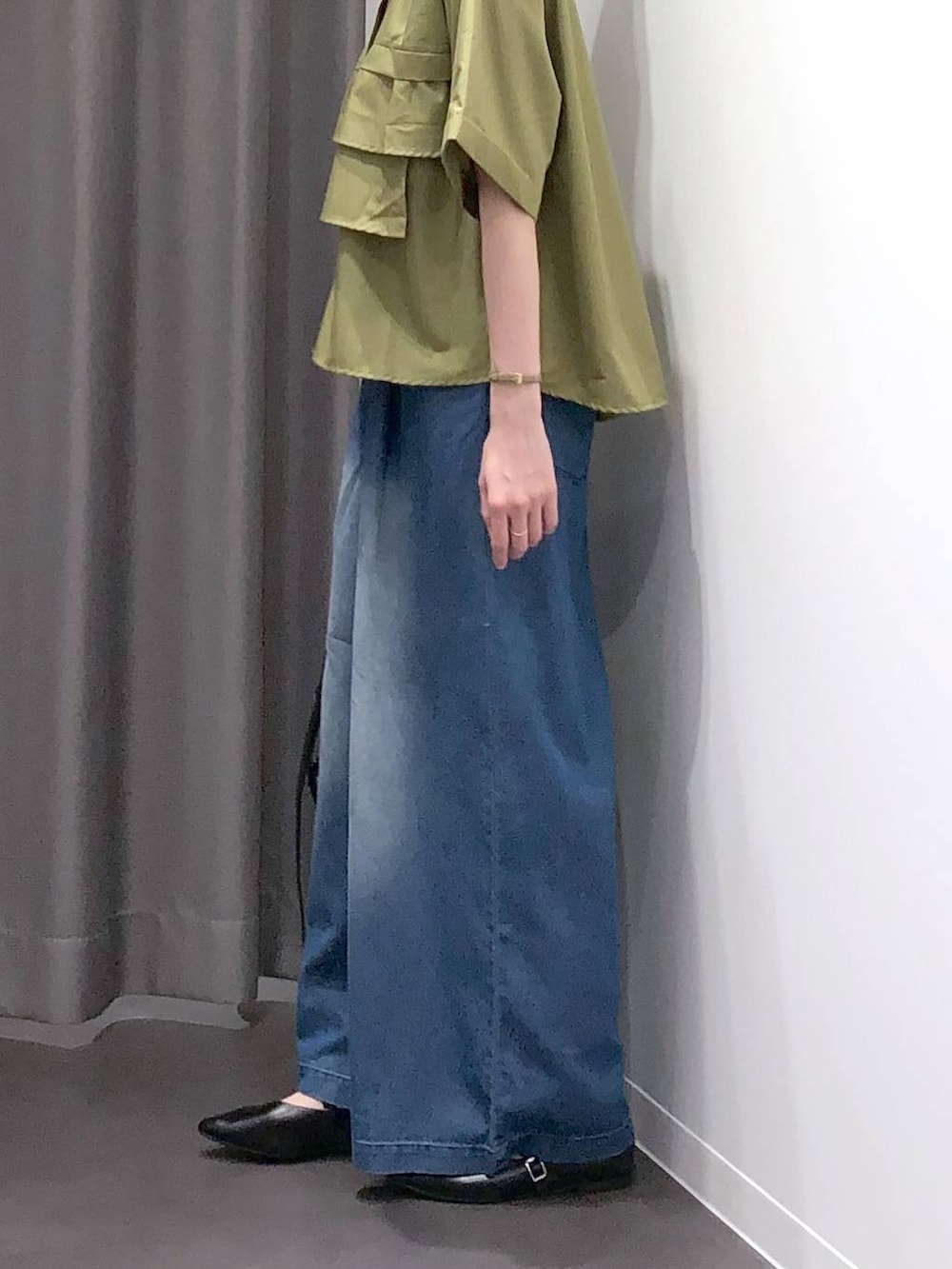 ブラック系のパンプス、ブラック系のショルダーバッグ、グリーン系のシャツ/ブラウスを着用したレディースの夏コーディネートの8枚目の写真