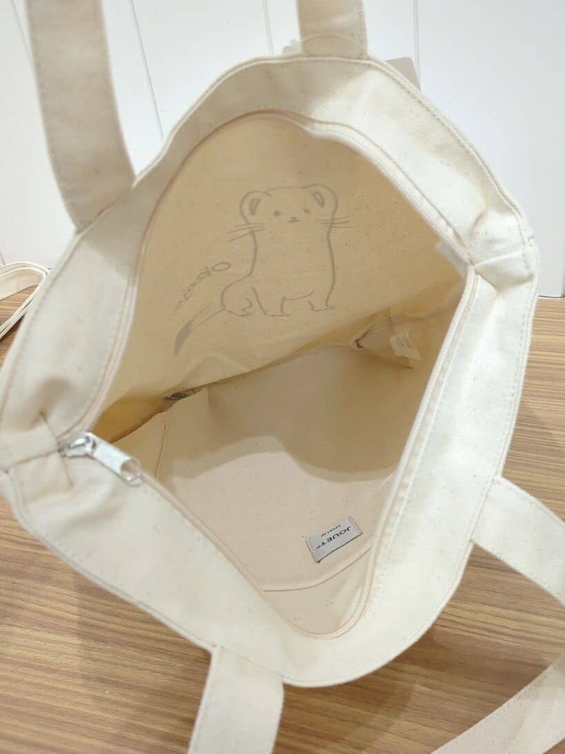 ベージュ系のシャツ/ブラウス、ベージュ系のシャツ/ブラウス、ブルー系のシャツ/ブラウスを着用したレディースの春コーディネートの5枚目の写真
