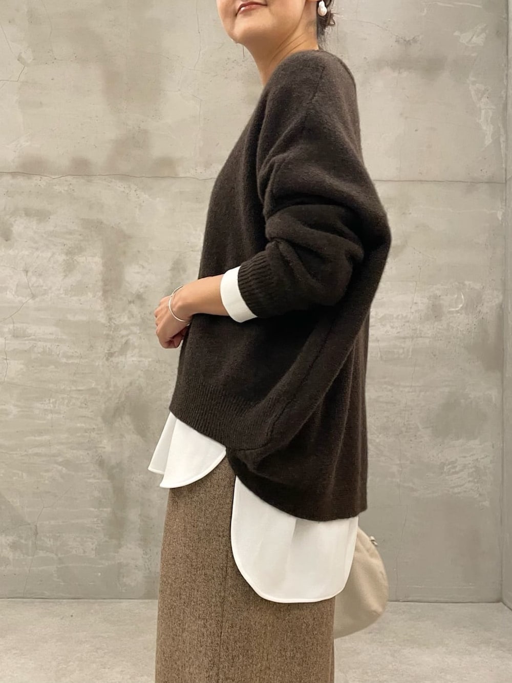 ホワイト系のシャツ/ブラウス、ブラウン系のニット/セーター、ブラウン系のその他パンツを着用したレディースの秋コーディネートの5枚目の写真