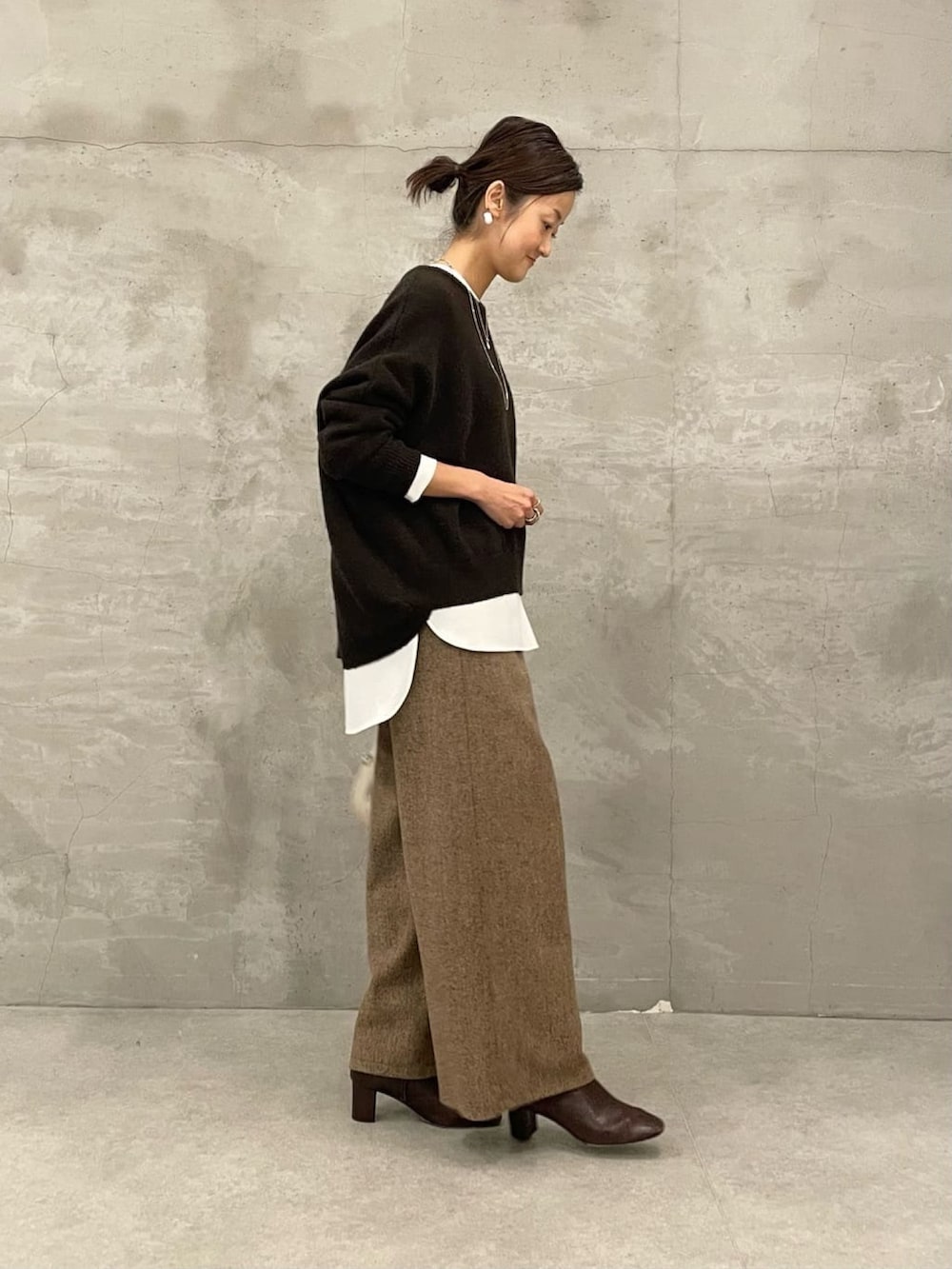 ホワイト系のシャツ/ブラウス、ブラウン系のニット/セーター、ブラウン系のその他パンツを着用したレディースの秋コーディネートの2枚目の写真