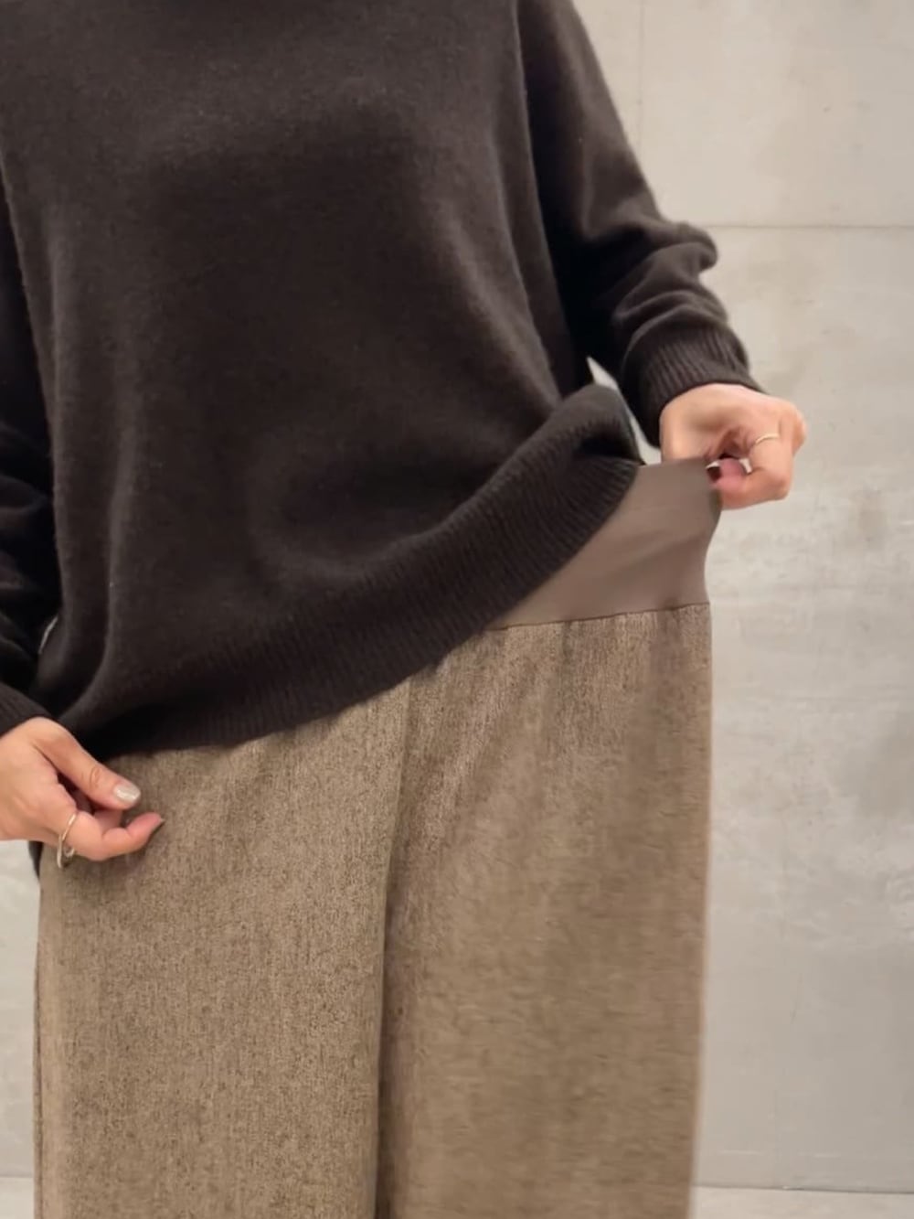 ホワイト系のシャツ/ブラウス、ブラウン系のニット/セーター、ブラウン系のその他パンツを着用したレディースの秋コーディネートの6枚目の写真