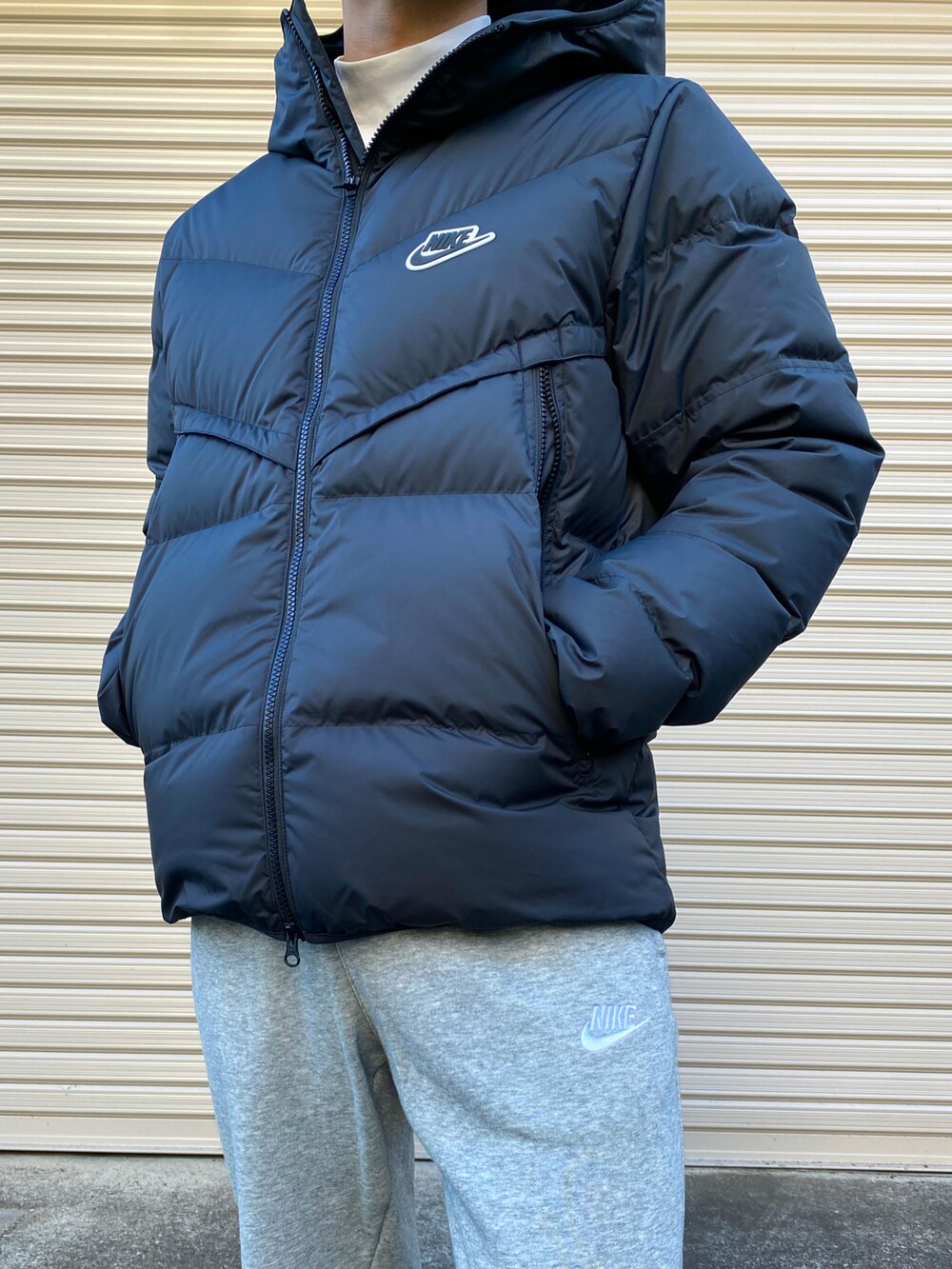 ブラック系のダウンジャケット/コート、グレー系のスウェットパンツ、ホワイト系のトップスを着用したメンズの冬コーディネートの4枚目の写真