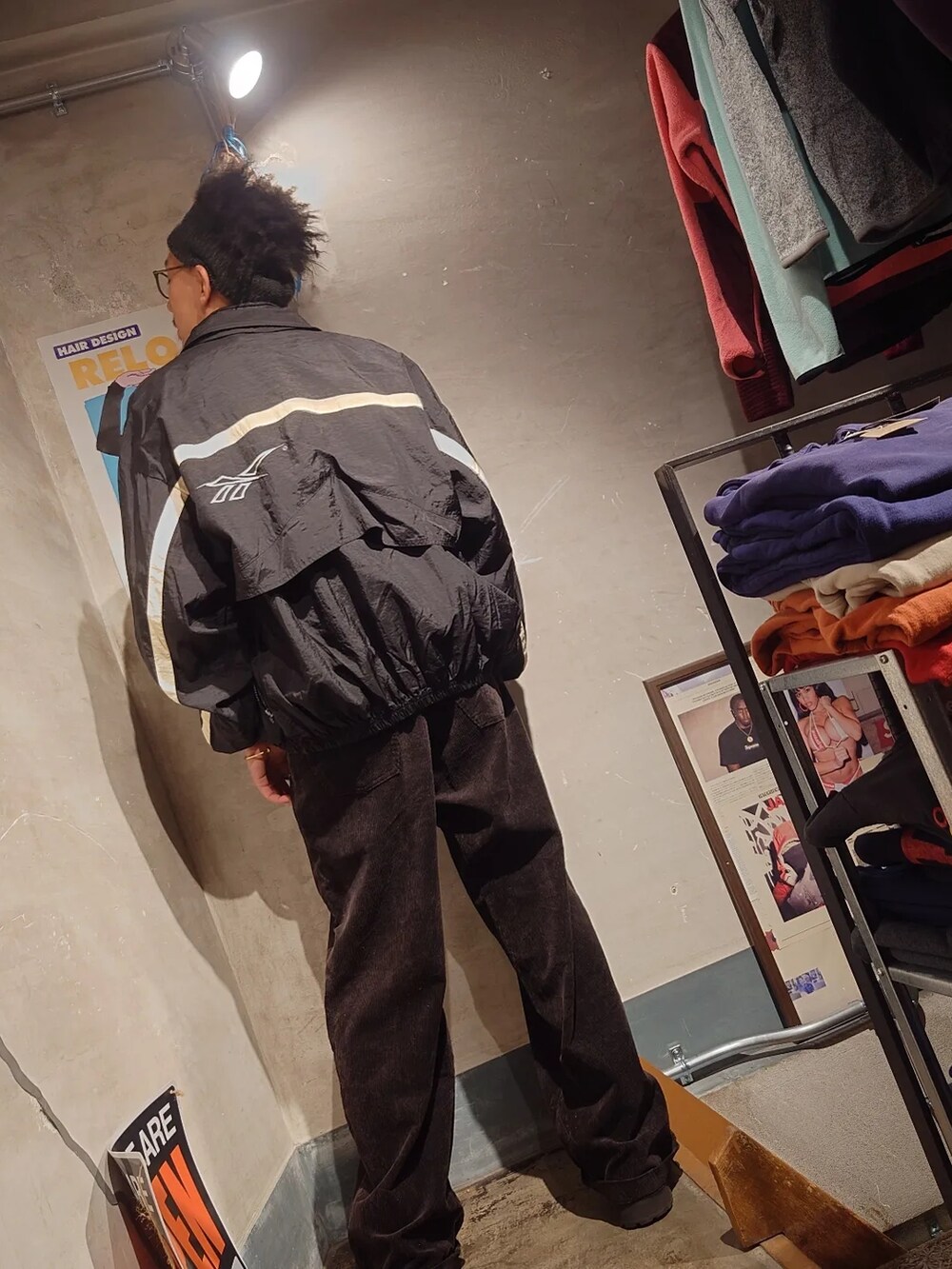 グリーン系のその他パンツ、ブラック系のブルゾン、ブラック系のナイロンジャケットを着用したメンズの冬コーディネートの5枚目の写真