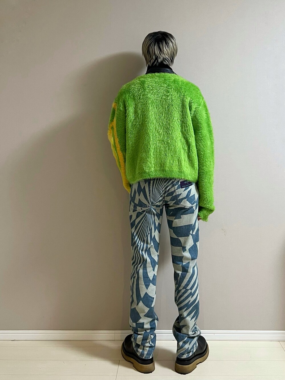ブルー系のパンツ、ブラック系のブーツ、ブラック系のTシャツ/カットソーを着用したメンズの冬コーディネートの3枚目の写真