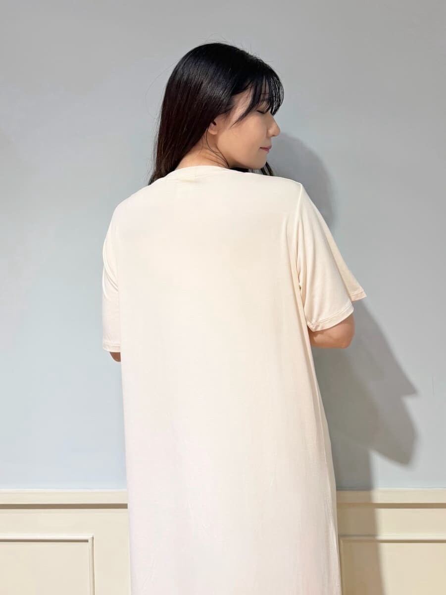 ホワイト系のブランケット、ベージュ系のルームウェア/パジャマを着用したレディースの春コーディネートの6枚目の写真