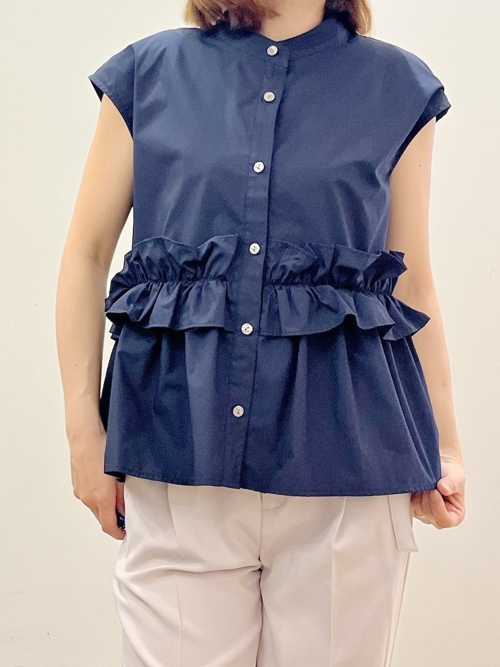 ブラック系のパンプス、ベージュ系のその他パンツ、ブルー系のシャツ/ブラウスを着用したレディースの春コーディネートの4枚目の写真