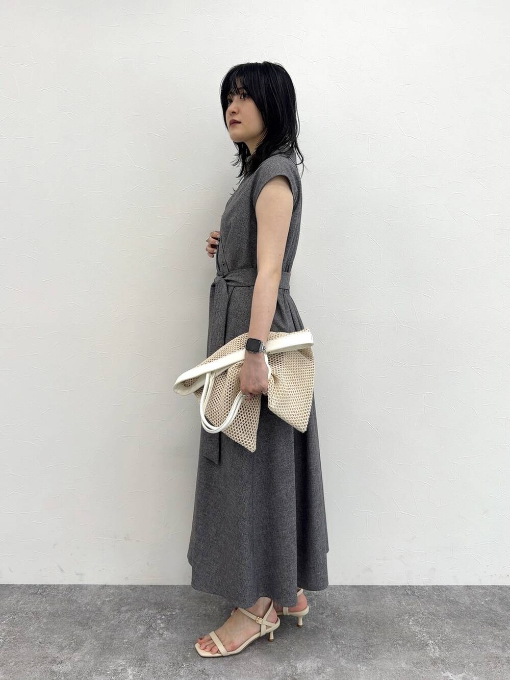 グレー系のワンピース、ホワイト系のトートバッグ、ベージュ系のサンダルを着用したレディースの夏コーディネートの5枚目の写真