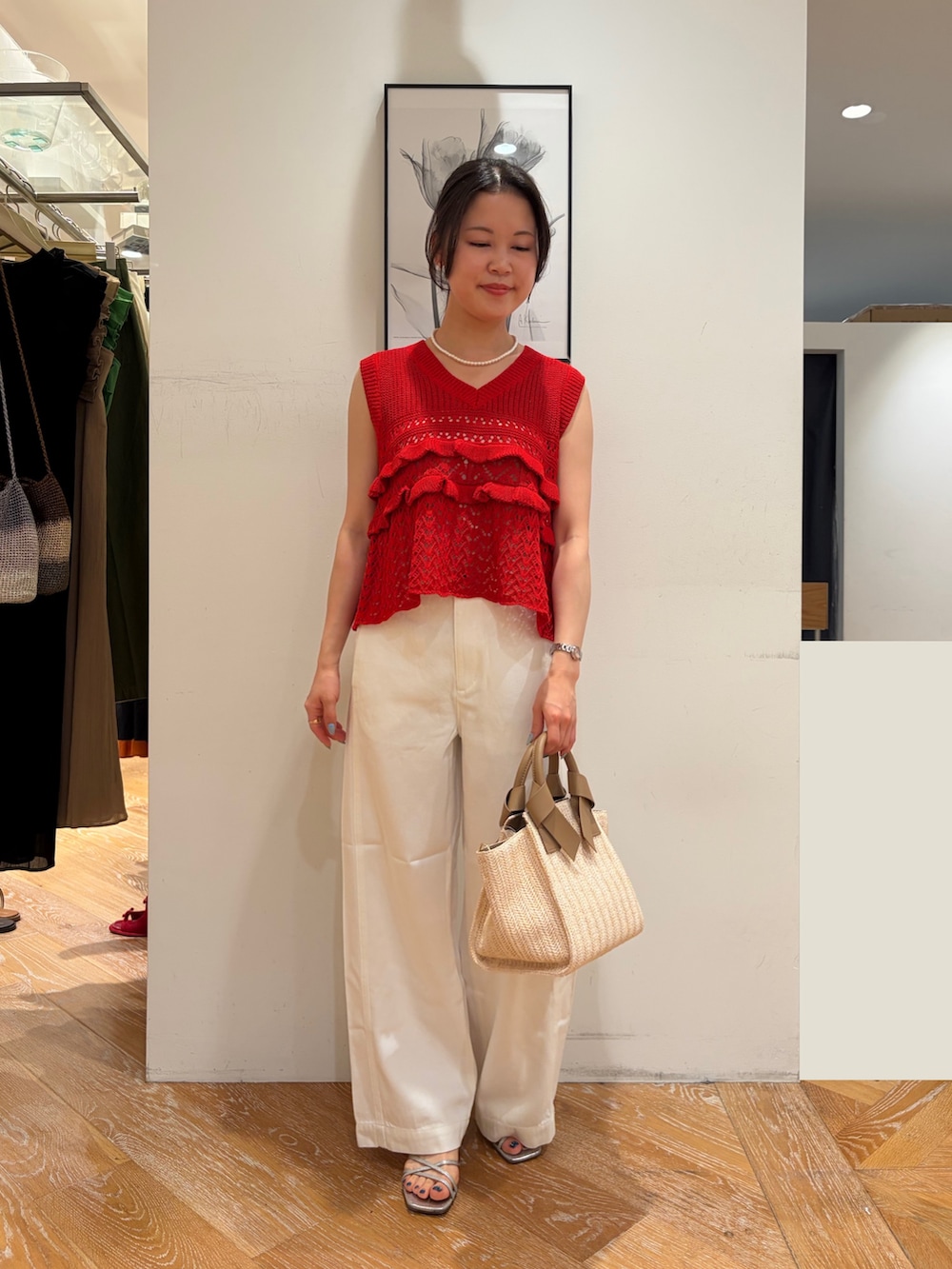 レッド系のニット/セーター、ホワイト系のその他パンツ、ホワイト系のトートバッグを着用したレディースの夏コーディネートの3枚目の写真