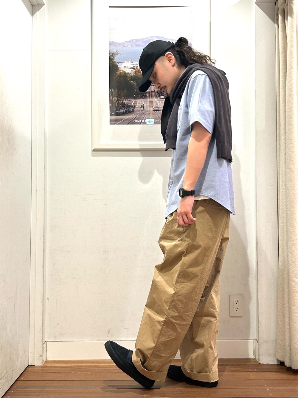 ベージュ系のその他パンツ、ホワイト系のTシャツ/カットソー、グレー系のカーディガン/ボレロを着用したメンズの春コーディネートの3枚目の写真