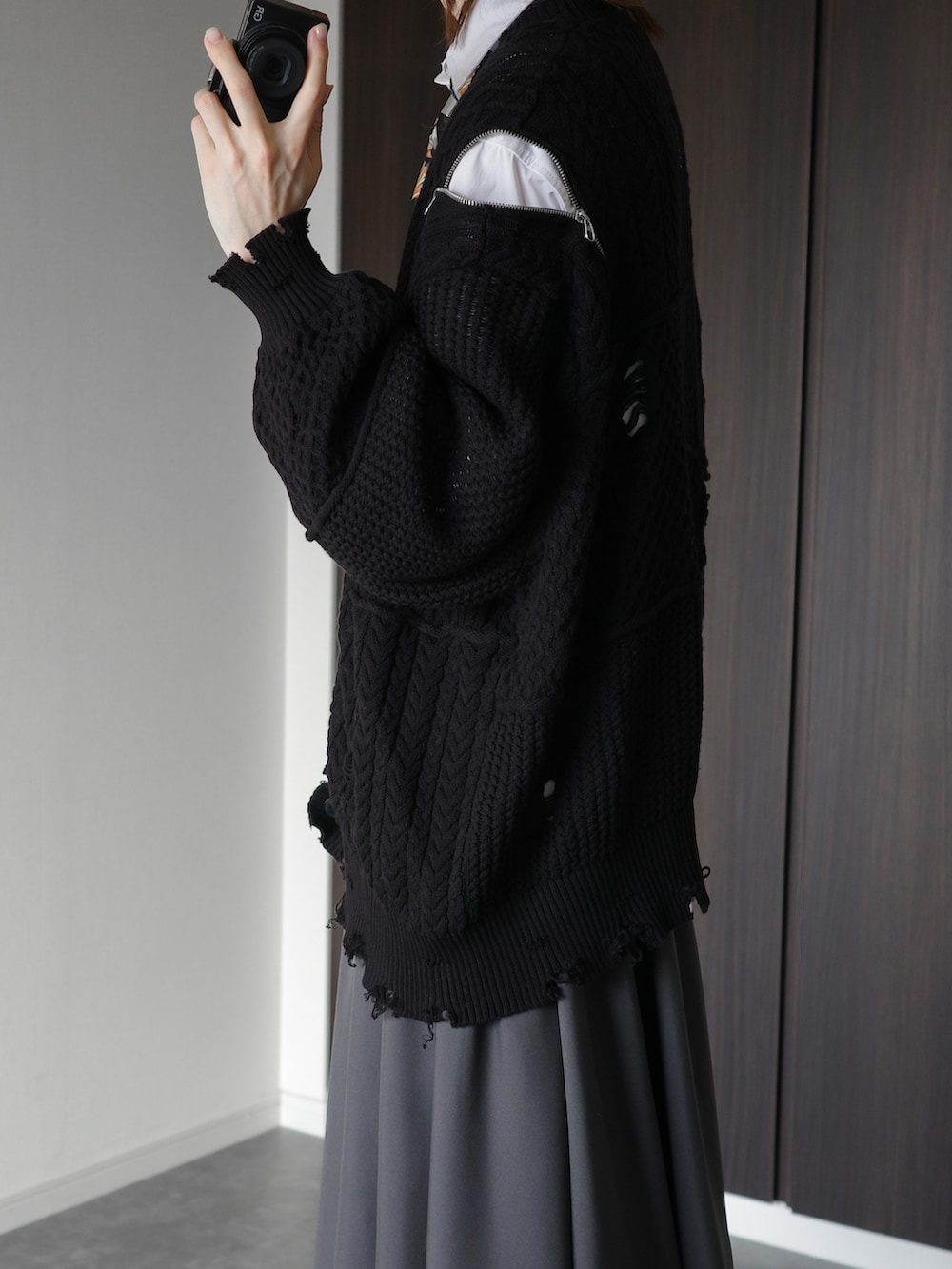 ブラック系のカーディガン/ボレロ、ホワイト系のシャツ/ブラウス、グレー系のスラックスを着用したメンズの冬コーディネートの3枚目の写真