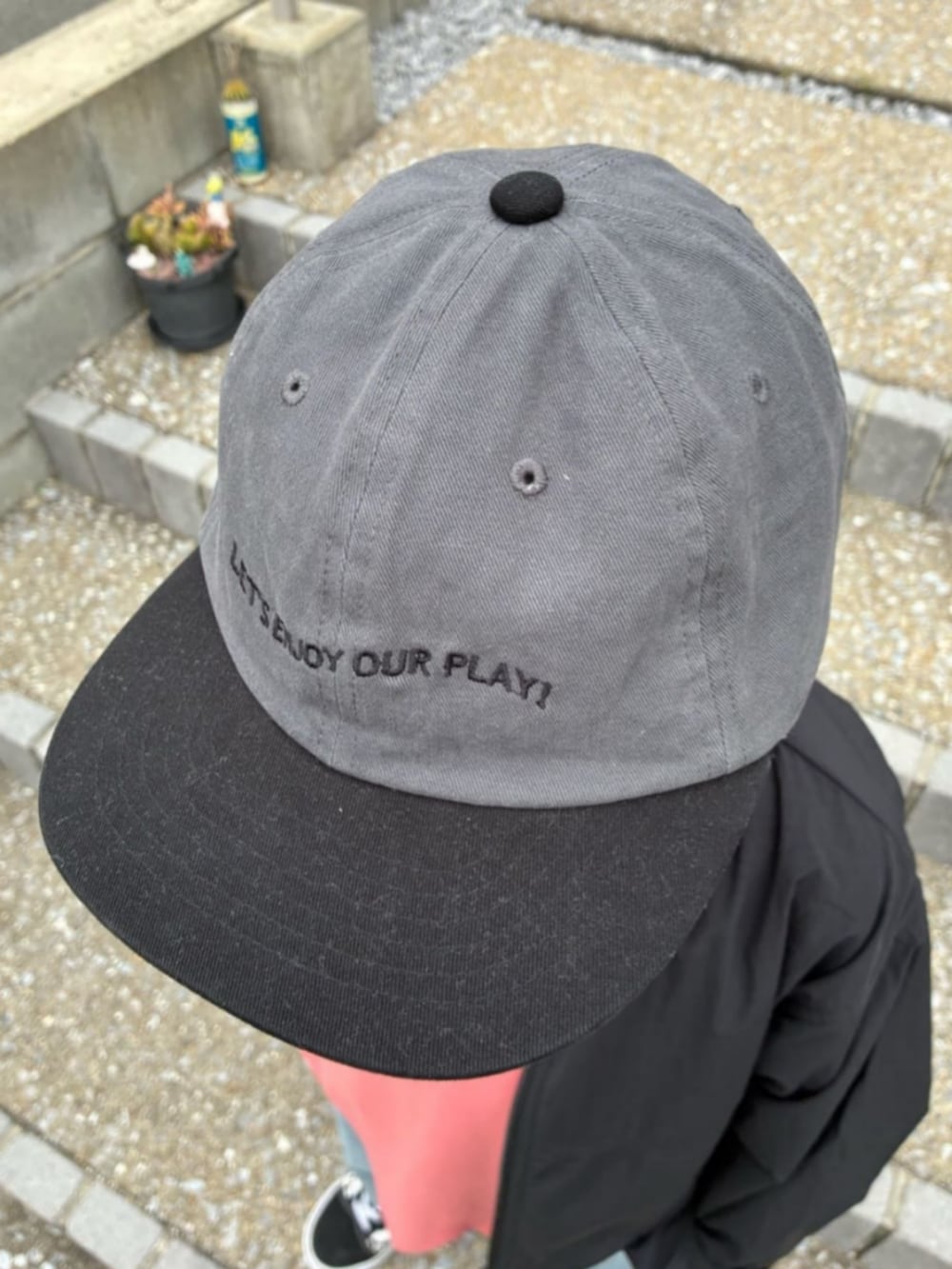 ブルー系のデニムパンツ、ブラック系のブルゾン、ピンク系のTシャツ/カットソーを着用したキッズの春コーディネートの10枚目の写真