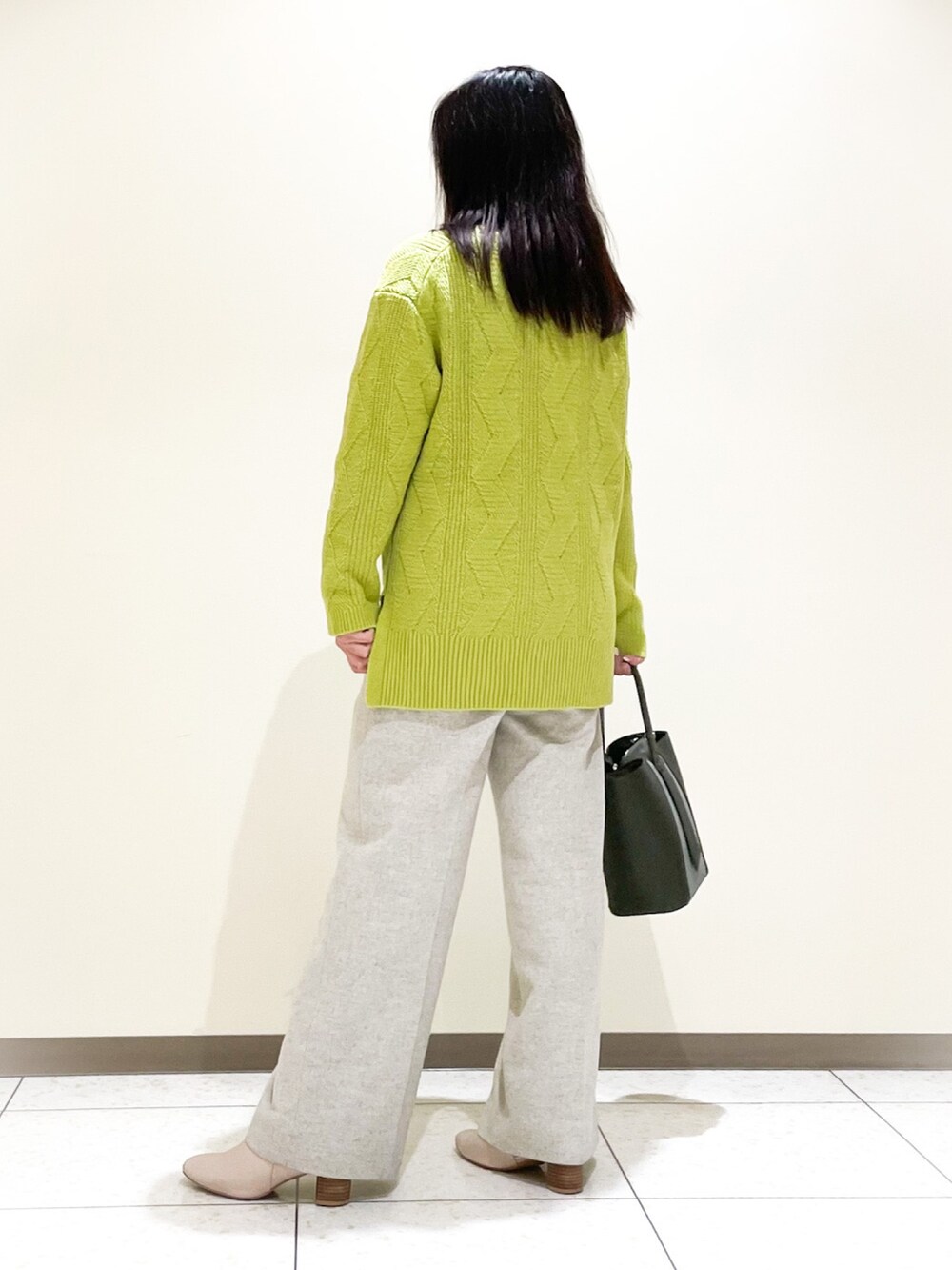 グリーン系のニット/セーター、グレー系のその他パンツ、グレー系のその他パンツを着用したレディースの秋コーディネートの2枚目の写真
