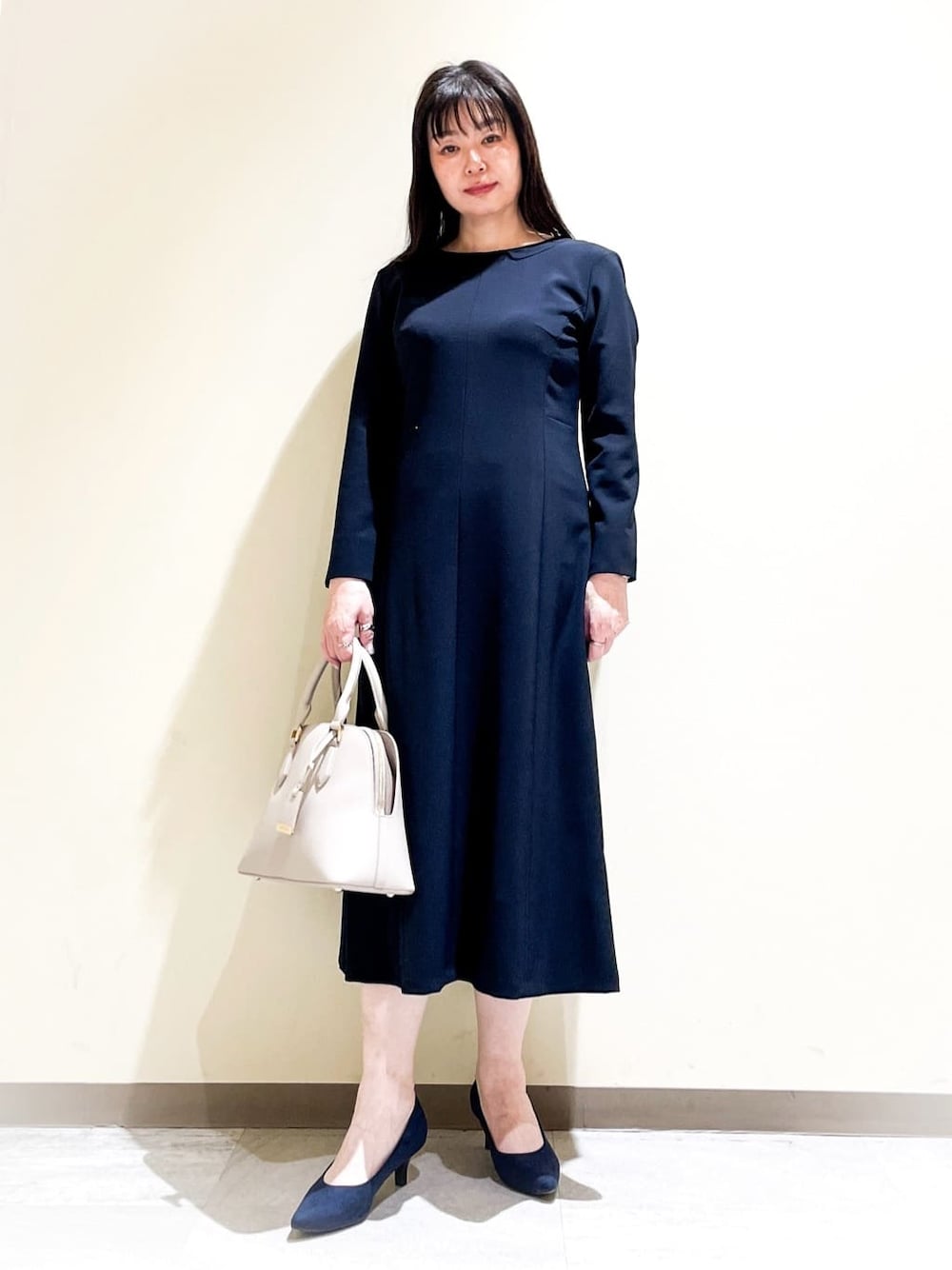 レッド系のノーカラージャケット、ブルー系のワンピース、ブルー系のノーカラージャケットを着用したレディースの春コーディネートの2枚目の写真