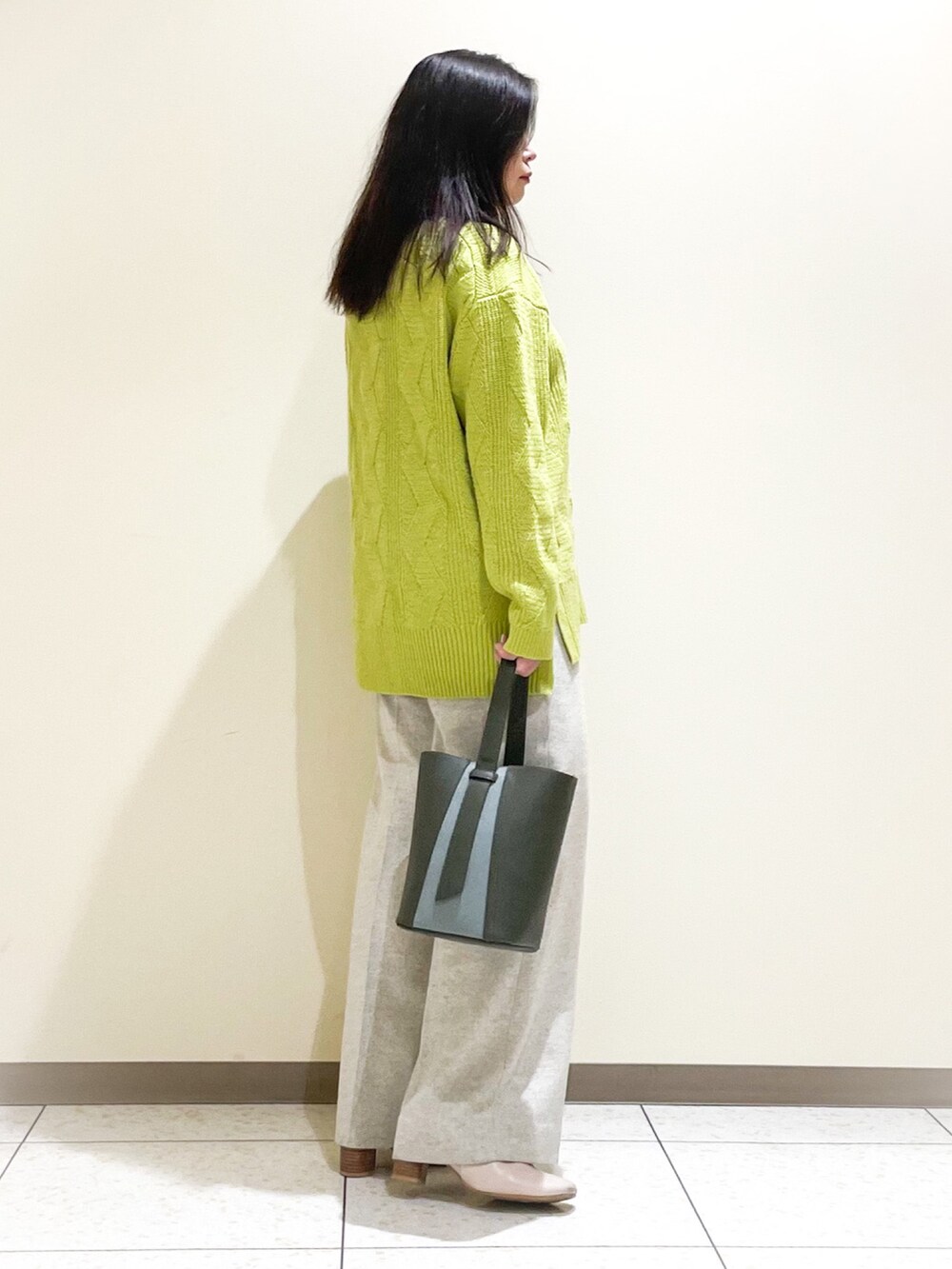 グリーン系のニット/セーター、グレー系のその他パンツ、グレー系のその他パンツを着用したレディースの秋コーディネートの4枚目の写真
