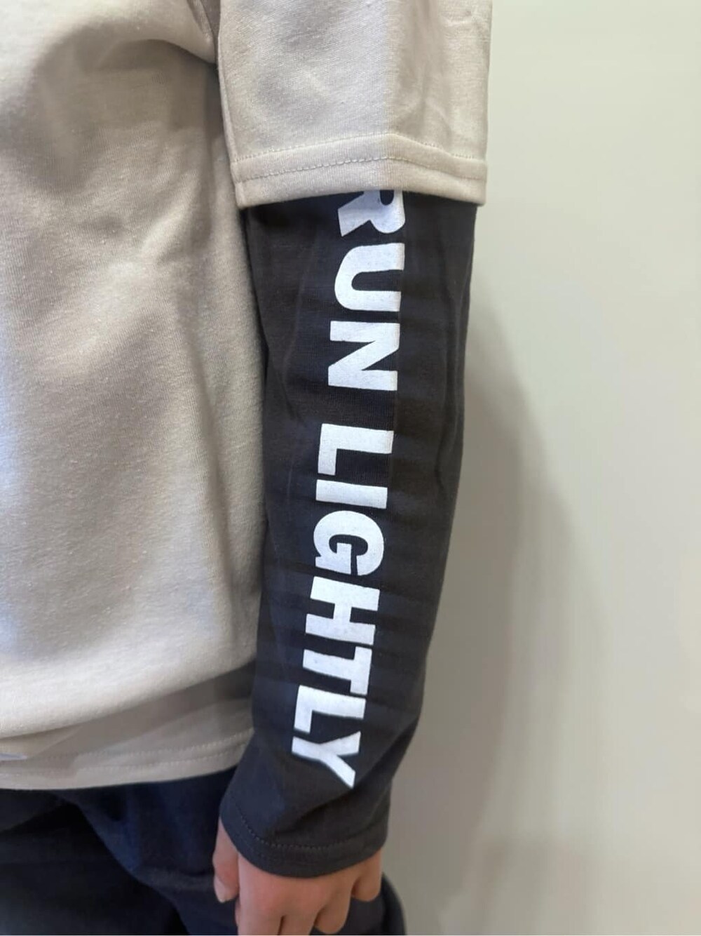ベージュ系のTシャツ/カットソー、レッド系のスウェット、ブルー系のその他パンツを着用したキッズの春コーディネートの5枚目の写真
